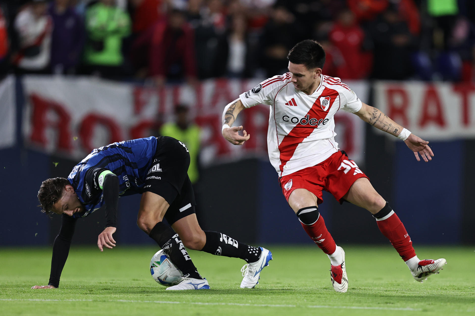 Mateo Carabajal, de Independiente del Valle, disputa un balón con Franco Mastantuono, de River Plate, en un partido de la fase de grupos de la Copa Libertadores entre Independiente del Valle y River Plate en el estadio Complejo Independiente del Valle en Quito (Ecuador). EFE/ José Jácome