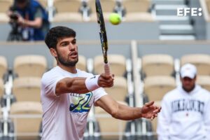 El español Carlos Alcaraz comenzará la defensa de su título de Roland Garros este lunes EFE/EPA/CHRISTOPHE PETIT TESSON