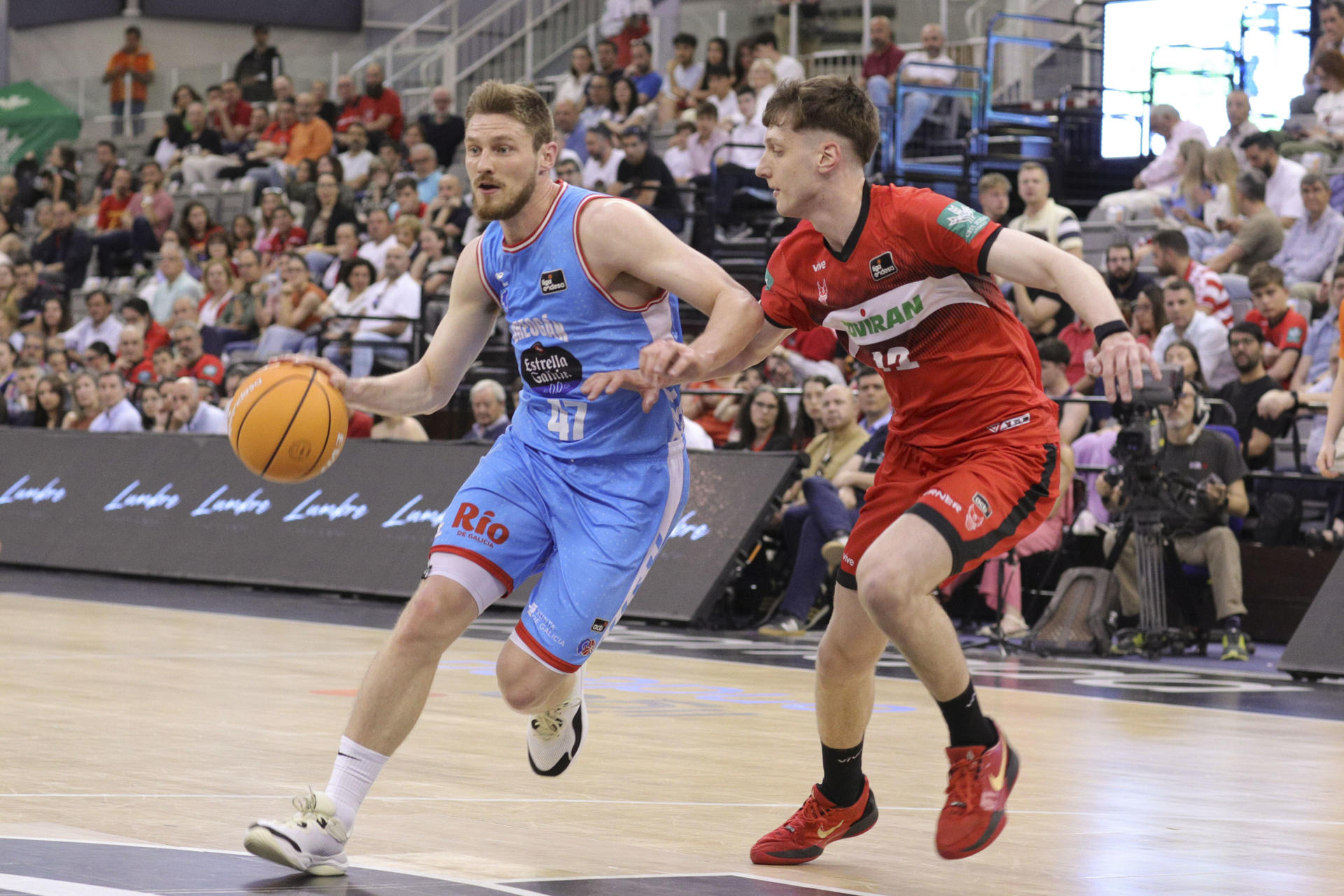 l escolta letón del Río Breogán Artūrs Kurucs (i) intenta superar a Agustín Ubal, de Covirán, durante el partido de Liga Endesa que enfrenta a los equipos de Covirán Granada y Río Breogán, en el Palacio de Deportes de Granada. EFE/Pepe Torres.