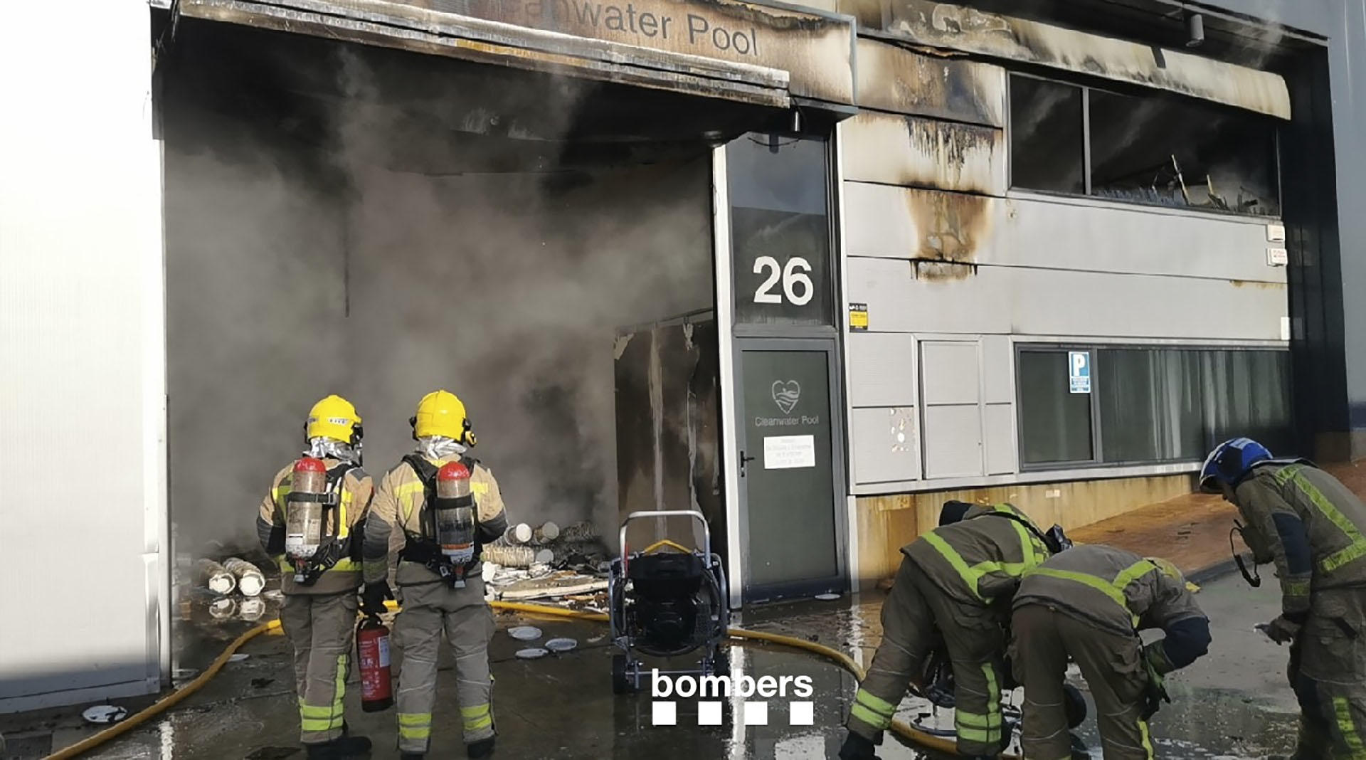 Bomberos tratan de extinguir el incendio. EFE/Bomberos Generalitat -SOLO USO EDITORIAL/SOLO DISPONIBLE PARA ILUSTRAR LA NOTICIA QUE ACOMPAÑA (CRÉDITO OBLIGATORIO)-
