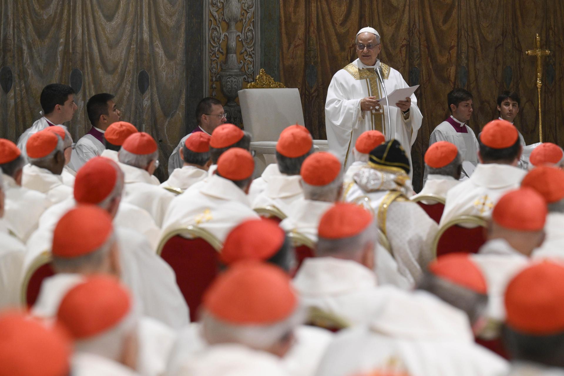 Una imagen de un folleto proporcionada por Vatican Media muestra al Papa León XIV celebrando misa con los cardenales electores en la Capilla Sixtina en la Ciudad del Vaticano, 09 de mayo de 2025. (Papa, Cardenal) EFE/EPA/VATICAN MEDIA HANDOUT USO EDITORIAL SOLAMENTE/SIN VENTAS