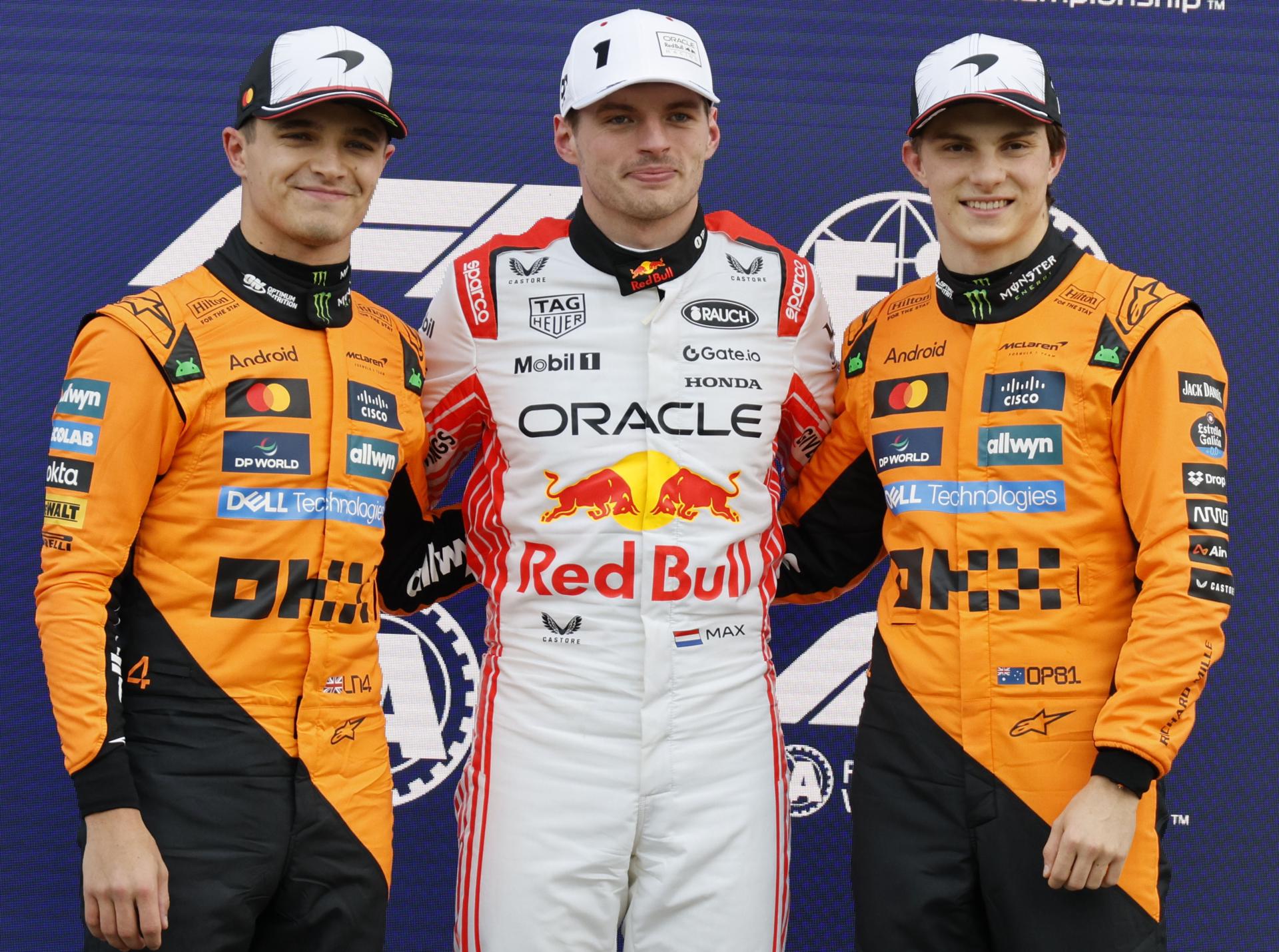 Los pilotos de McLaren, el británico Lando Norris (i) y el australiano Oscar Piastri (d), junto al neerlandés de Red Bull Max Verstappen. EFE/EPA/FRANCK ROBICHON
Suzuka (Japón), 05/04/2025.- (I-D) El piloto de McLaren Lando Norris de Gran Bretaña, segundo clasificado, el piloto de Red Bull Racing Max Verstappen de Países Bajos, primer clasificado, y el piloto de McLaren Oscar Piastri de Australia, tercer clasificado, celebran en el podio después de la clasificación para el Gran Premio de Japón de Fórmula 1 de 2025 en el Circuito de Suzuka, Suzuka, Japón, 05 de abril de 2025. El Gran Premio de Japón de Fórmula Uno tendrá lugar el 06 de abril de 2025. EFE/FRANCK ROBICHON