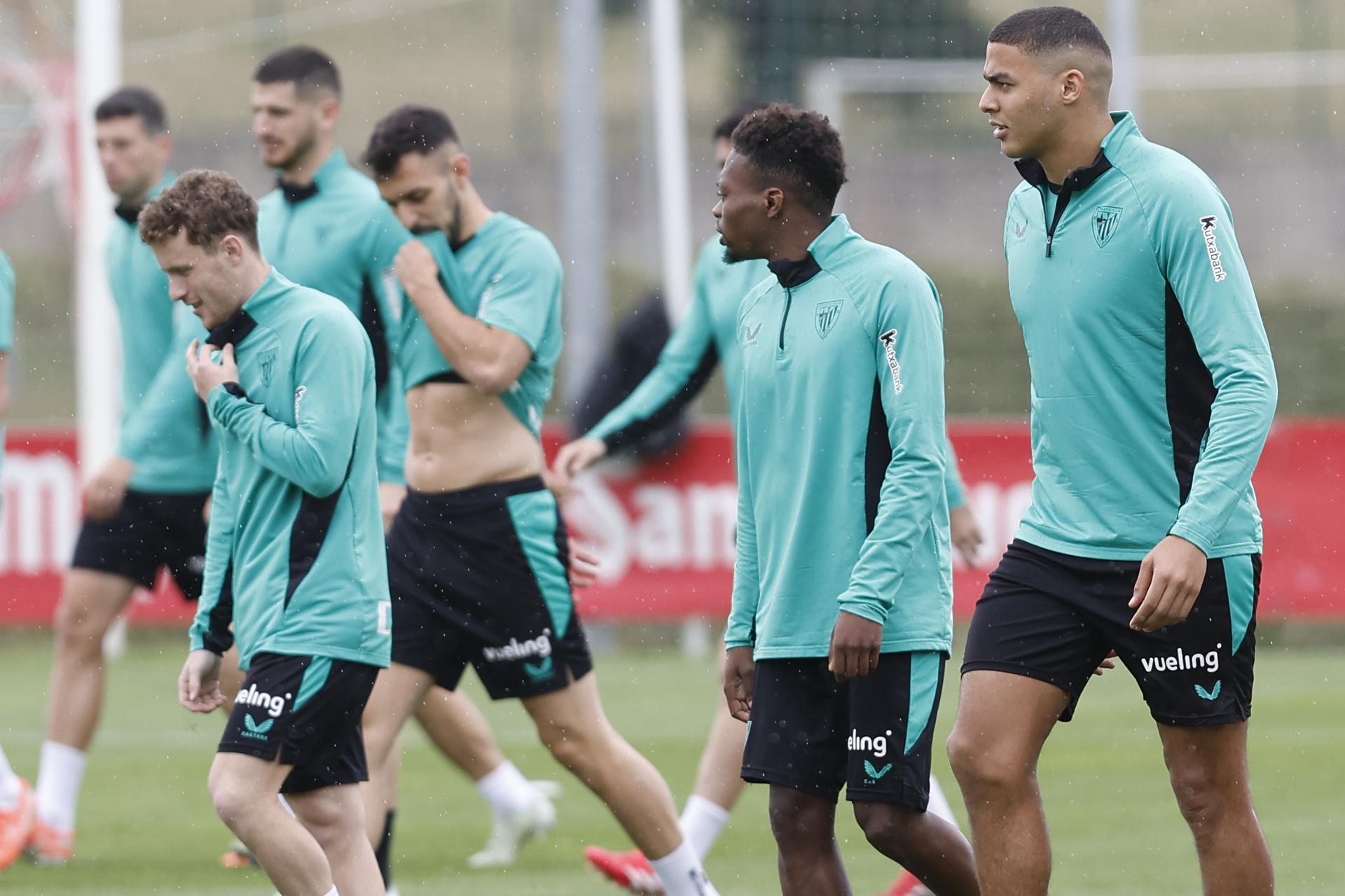 Maroan Sannadi (d) calienta durante el entrenamiento con el que el Athletic de Bilbao ha comenzado a preparar el partido liguero ante el Getafe en el Coliseum. EFE/ Miguel Toña