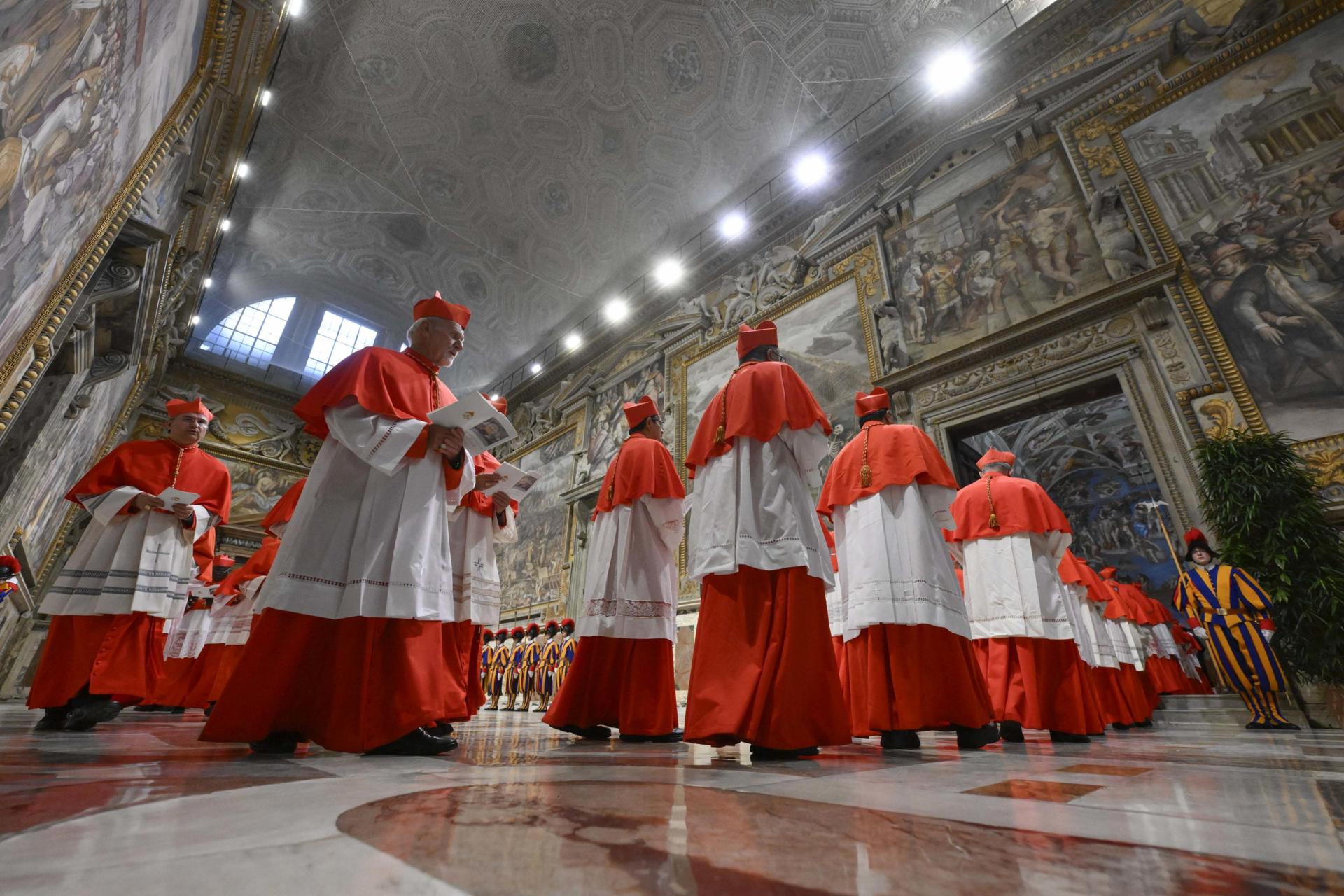 Cardenales se reúnen antes del inicio del cónclave para elegir a un nuevo Papa en la capilla Sixtina en la Ciudad del Vaticano, 07 de mayo de 2025. (Papa) EFE/EPA/VATICAN MEDIA HANDOUT USO EDITORIAL EXCLUSIVO/NO VENTAS
```