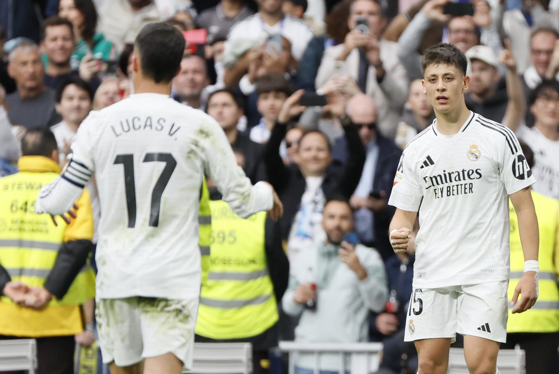 El centrocampista turco del Real Madrid Arda Güler (d) celebra después de marcar el 1-0 durante el partido entre el Real Madrid y el Celta de Vigo en el estadio Santiago Bernabéu en Madrid este domingo. EFE/ Ballesteros