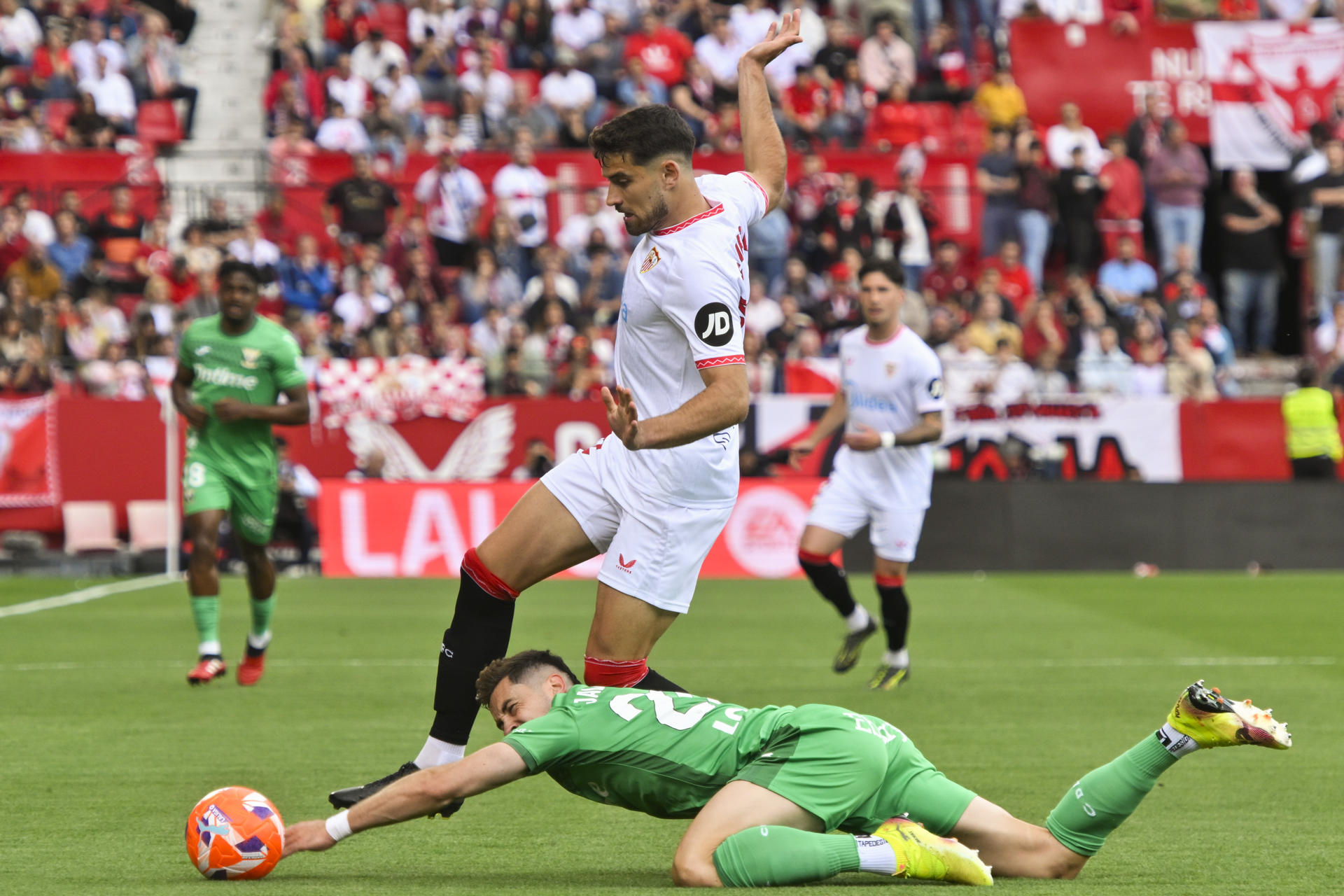 García Pascual del Sevilla FC y Javi Hernández del Leganés este domingo, durante el partido de la jornada 34 de LaLiga EA Sports, entre el Sevilla FC y el CD Leganés, en el estadio Ramón Sánchez Pizjúan de la capital andaluza. EFE/ Raúl Caro