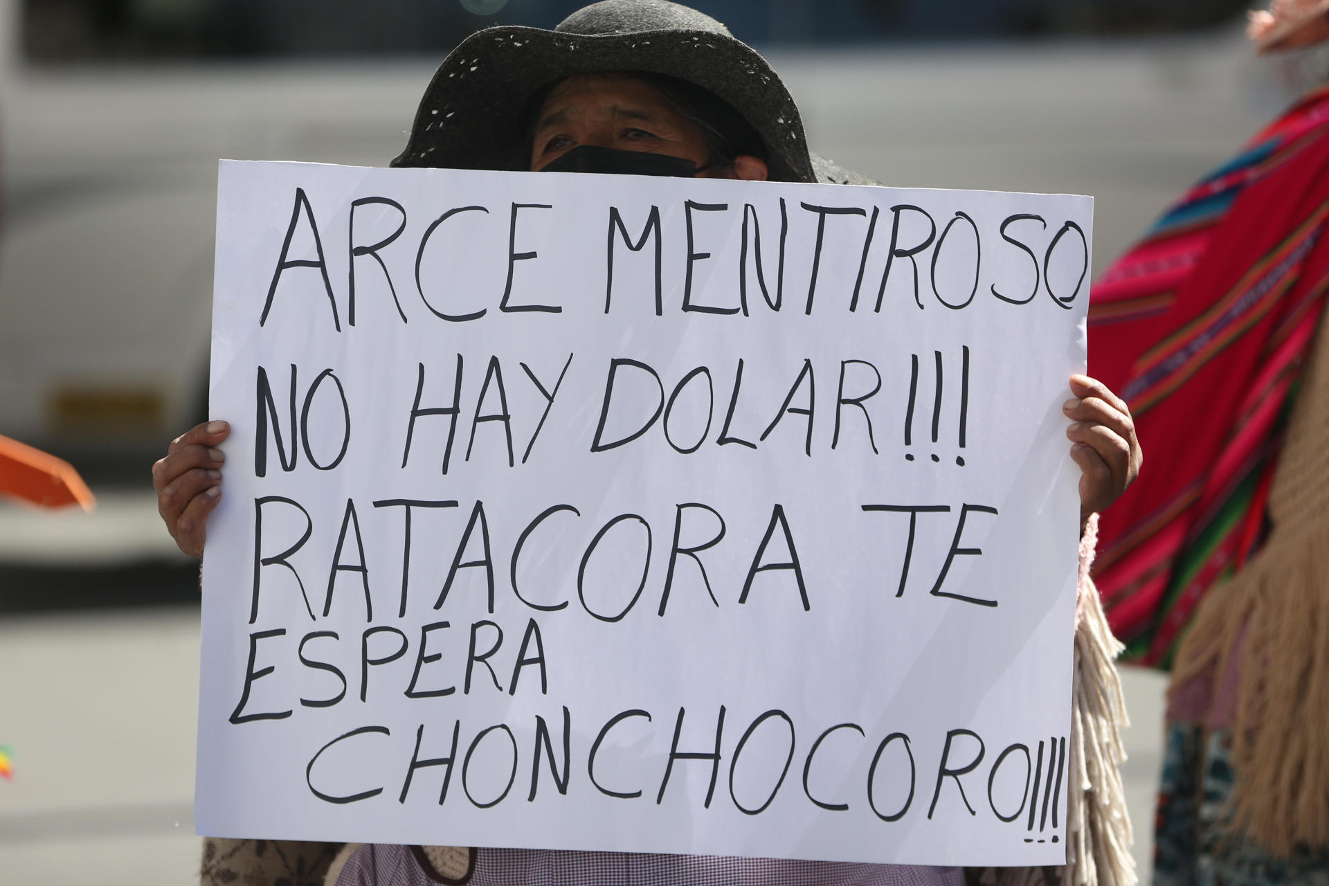 Una mujer aimara sostiene un cartel durante una protesta por la crisis económica este 28 de mayo de 2025, en La Paz (Bolivia). EFE/ Luis Gandarillas