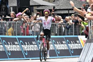 El ecuatoriano Richard Carapaz ganó la etapa 11 en el Giro de Italia 2025. EFE/EPA/LUCA ZENNARO