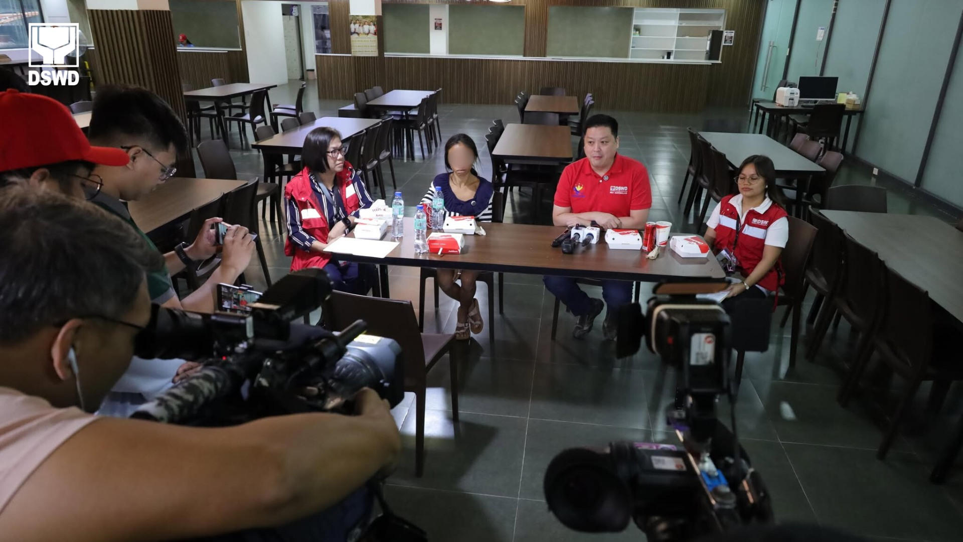 MANILA, 30/05/2025.-Rose (2i), en la imagen junto al secretario de Bienestar y Desarrollo, Rex Gatchalian, descendió a una alcantarilla de Makati, distrito financiero de la capital filipina, y al emerger su vida dio un giro dramático: su fotografía saliendo de la cloaca, desaliñada en medio del tráfico urbano, se hizo viral, haciendo que las autoridades la buscaran para asistirla financieramente. La incógnita fue despejada hoy por el Departamento de Bienestar Social y Desarrollo filipino en un comunicado: "Rose, que recoge basura reciclable y se gana la vida vendiéndola, fue a parar al alcantarillado después de que una pequeña cuchilla de corte que utiliza para su recogida diaria cayera al desagüe". EFE/ Departamento de Bienestar Social y Desarrollo ***SOLO USO EDITORIAL/SOLO DISPONIBLE PARA ILUSTRAR LA NOTICIA QUE ACOMPAÑA (CRÉDITO OBLIGATORIO)***