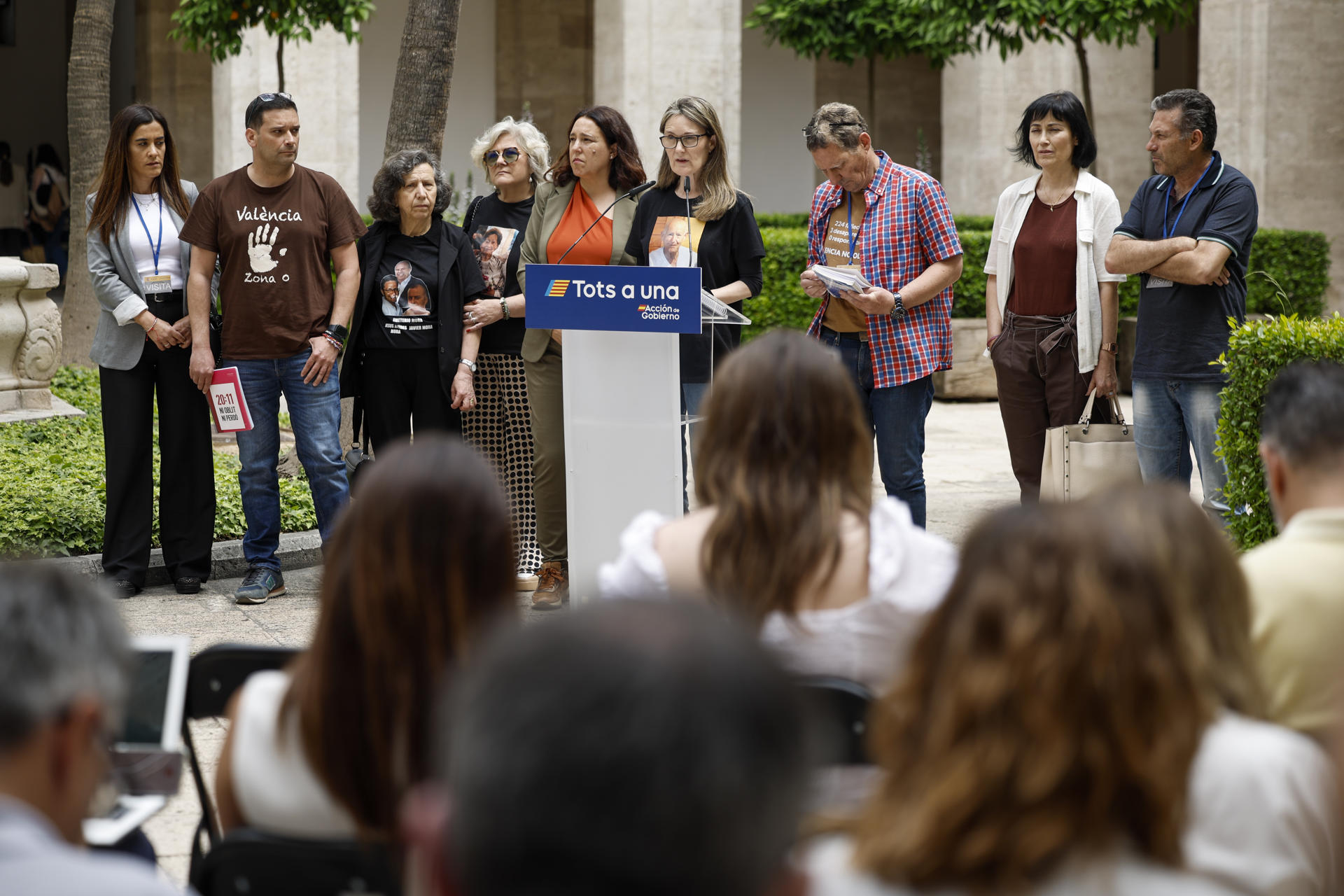 Representantes de las tres asociaciones de víctimas de la dana del 29 de octubre realizan declaraciones tras la reunión mantenida este jueves con el presidente del Gobierno, Pedro Sánchez. EFE/Biel Aliño