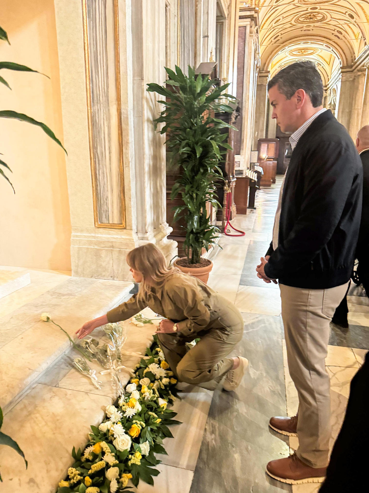 Fotografía cedida este sábado, 17 de mayo, por la Presidencia de Paraguay en la que fueron captados el mandatario paraguayo Santiago Peña (d) y su esposa, Leticia Ocampos, durante una visita a la tumba del papa Francisco en la Basílica de Santa María la Mayor, en Roma (Italia). EFE/Presidencia de Paraguay
