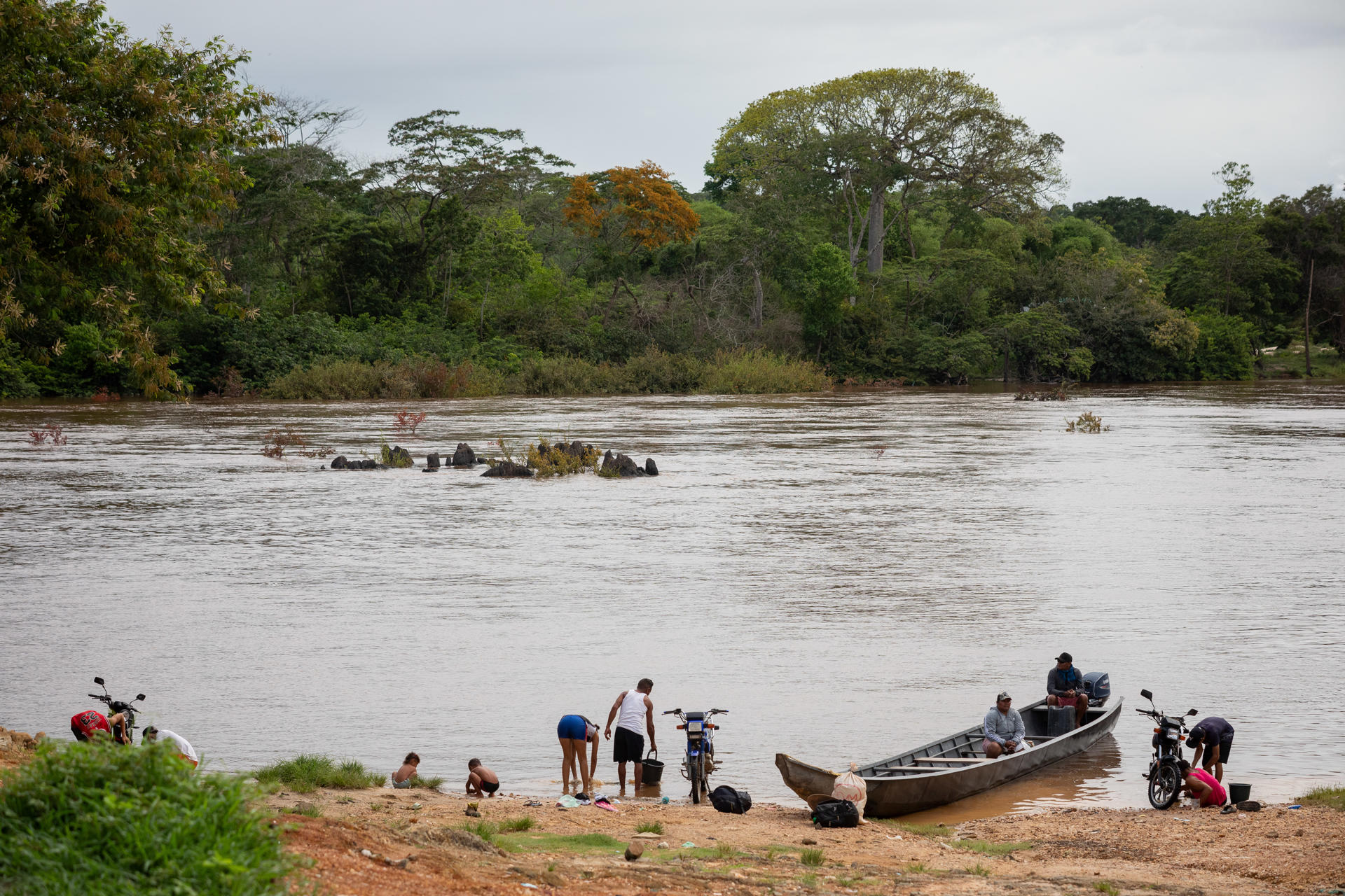 Personas trabajan a orillas del río Cuyuní este 25 de mayo de 2025, en Dalla Costa, municipio Sifontes del estado Bolívar (Venezuela). EFE/ Rayner Peña R