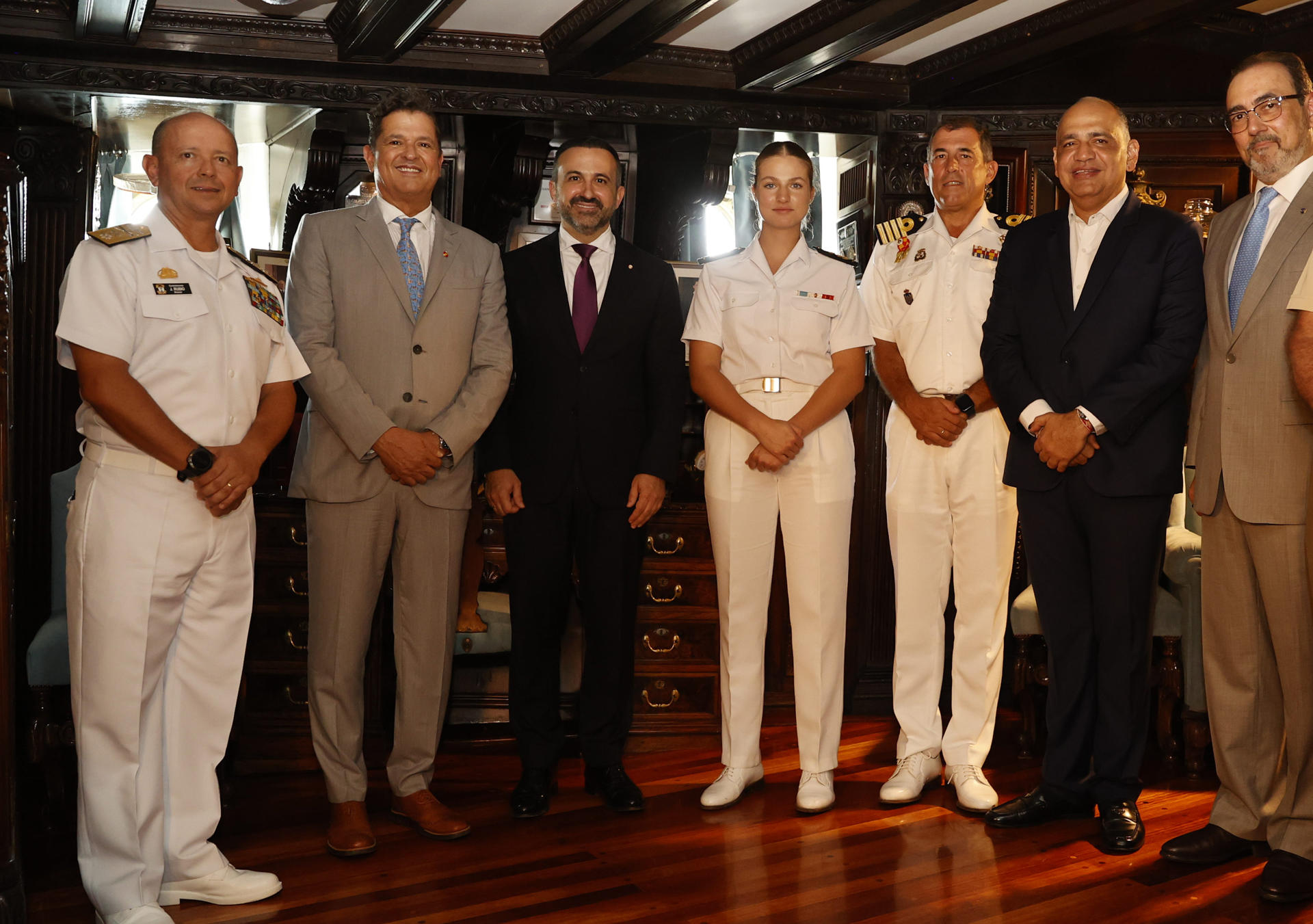 El cantante colombiano Carlos Vives (2-i), el embajador de España en Colombia, Santiago Jiménez (3-i), y la princesa de Asturias y heredera al trono de España, Leonor de Borbón (c) asisten a un almuerzo este miércoles en el buque Juan Sebastián de Elcano en Santa Marta (Colombia). EFE/Mauricio Dueñas