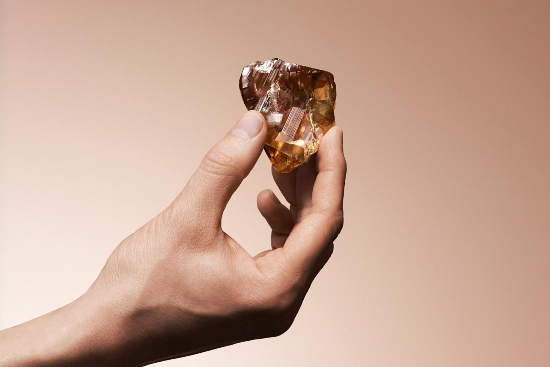 La sancionada empresa rusa Alrosa, la mayor productora de diamantes del mundo, anunció hoy el hallazgo del mayor diamante de calidad de joyería en Rusia, que dedicó al 80º aniversario de la victoria del Ejército rojo sobre la Alemania nazi. "ALROSA extrajo el diamante de calidad de joyería más grande en Rusia. El brillante de 468,30 quilates, de un fantástico color ámbar y dimensiones de 56x54x22 milímetros, fue hallado en Yakutia", informó el director de la empresa, Pável Marínichev, en un comunicado publicado en el portal oficial de la compañía. La empresa destacó el simbolismo de que el diamante "haya sido extraído en el año del 80º aniversario de la victoria".-EFE/Alrosa***SOLO USO EDITORIAL/SOLO DISPONIBLE PARA ILUSTRAR LA NOTICIA QUE ACOMPAÑA (CRÉDITO OBLIGATORIO)***