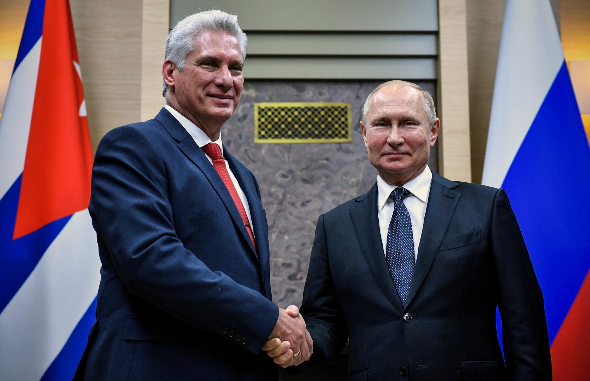 Foto archivo. Presidente Ruso, Vladimir Putin (R) y Presidente Cuba,Miguel Diaz-Canel (L) EFE/EPA/ALEXANDER NEMENOV/POOL