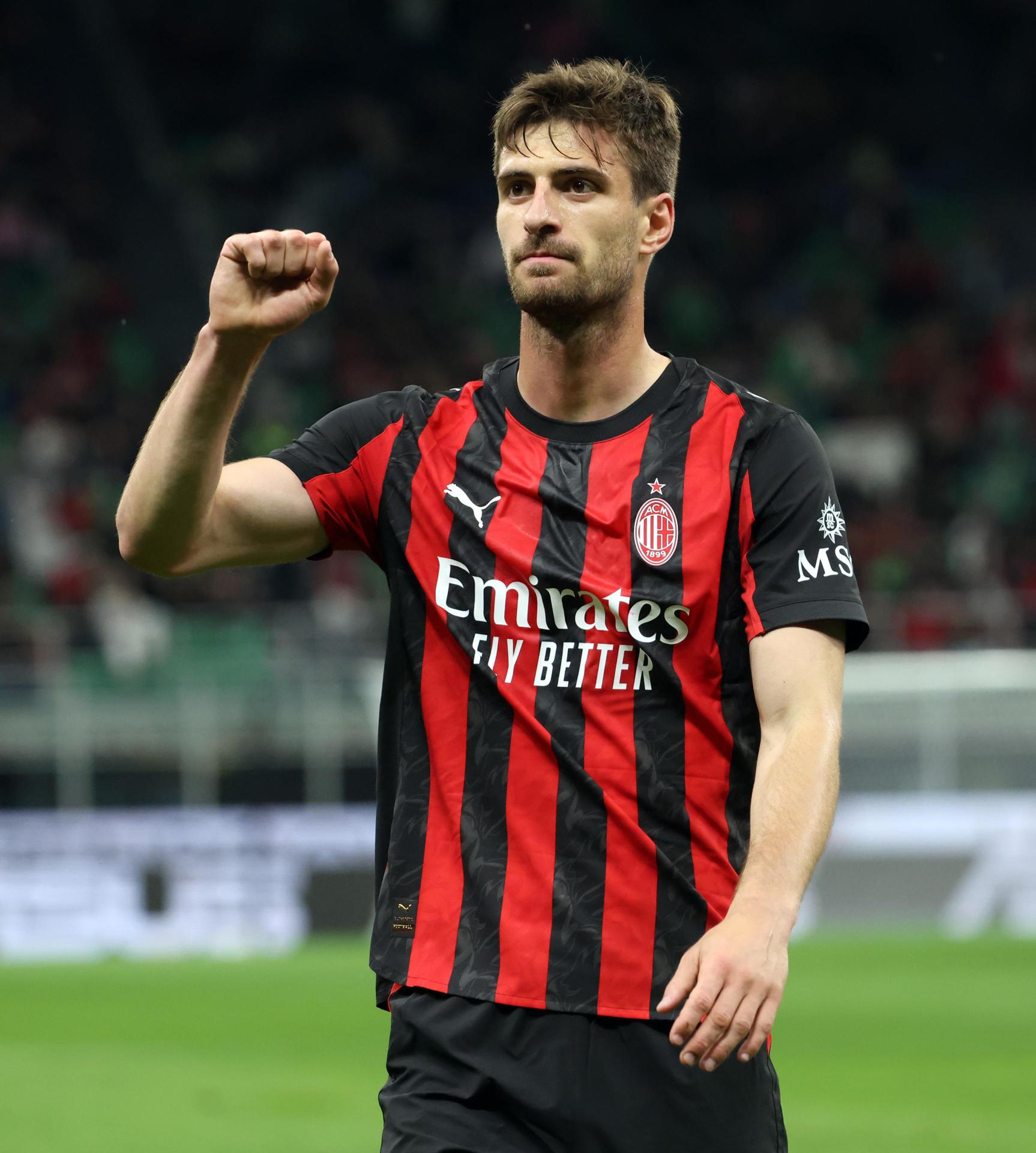 Matteo Gabbia celebra el 1-0 durante el partido de fútbol de la Serie A italiana entre su equipo y el Monza. EFE/EPA/MATTEO BAZZI