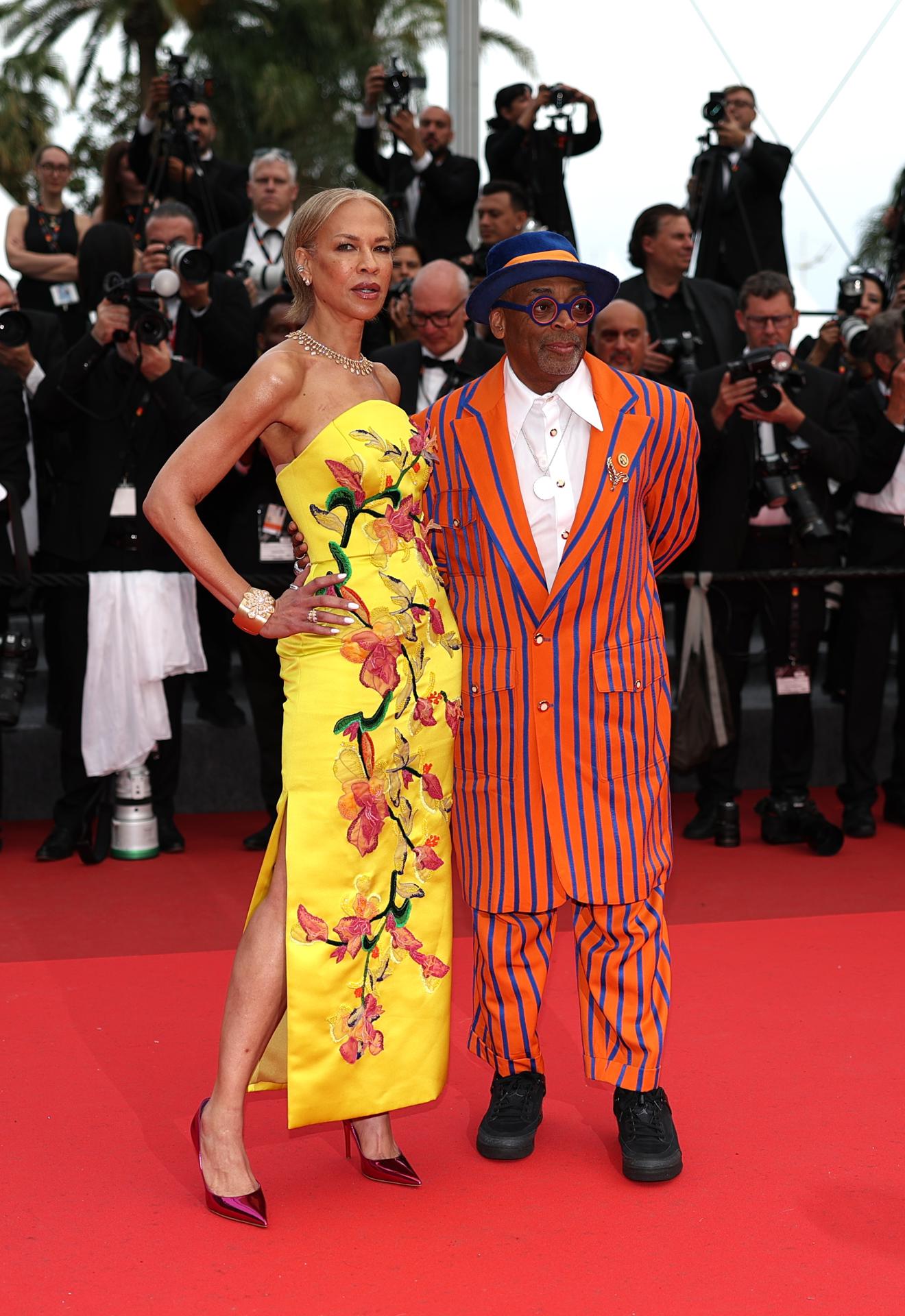 Spike Lee (R) y Tonya Lewis Lee en el estreno de 'Highest 2 Lowest' durante el 78º Festival de Cine de Cannes, en Cannes, Francia, 19 de mayo de 2025. El festival de cine se celebra del 13 al 24 de mayo de 2025. (Cine, Francia) EFE/EPA/MOHAMMED BADRA