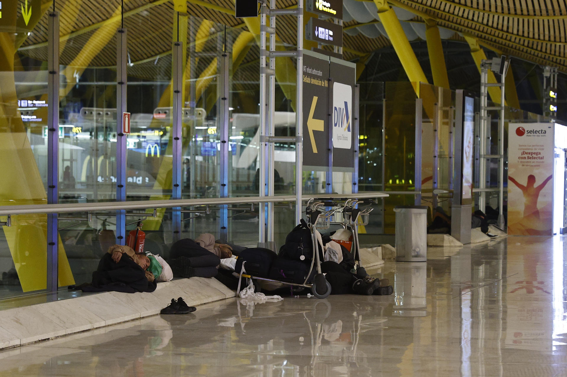 Imagen de archivo (07/03/2025) Unas cuatrocientas personas sintecho que duermen en el aeropuerto de Madrid, el más grande de España, esperan con incertidumbre que las autoridades españolas alcancen un acuerdo para realojarles. 
EFE/Rodrigo Jiménez