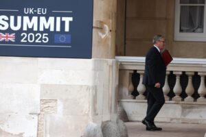 El primer ministro británico, Keir Starmer, llega este lunes a Lancaster House para la cumbre Reino Unido - UE, en Londres.EFE/EPA/NEIL HALL / POOL