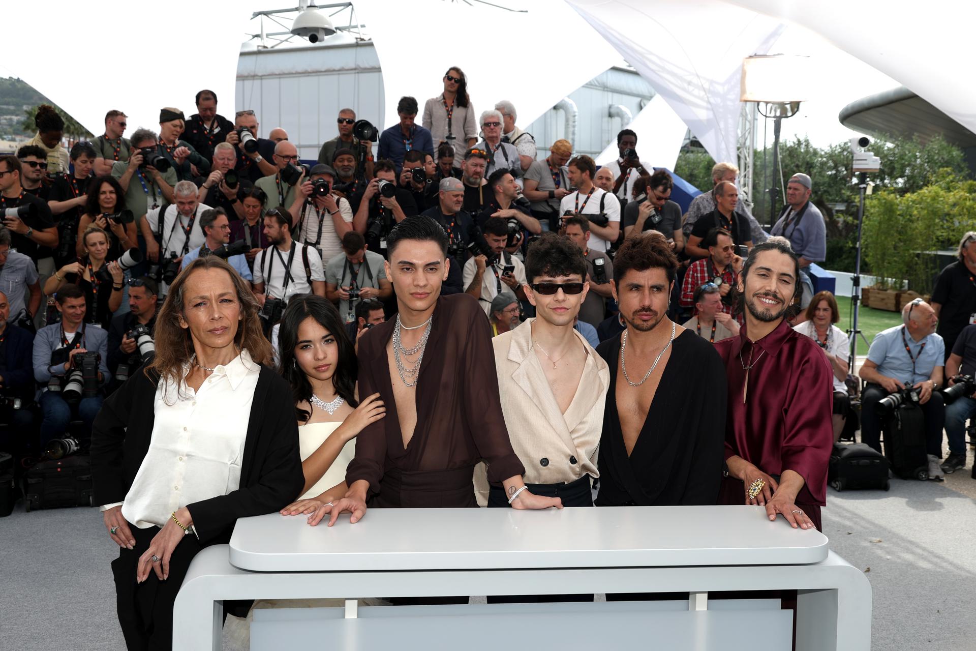 (i a d) Francisco Díaz, Pedro Munoz, el director Diego Céspedes, Matías Catalan, Tamara Cortes y Paula Dinamarca en la presentación de 'La Misteriosa Mirada Del Flamenco', durante el 78º Festival de Cine de Cannes, en Cannes, Francia, 16 de mayo de 2025. EFE/MOHAMMED BADRA