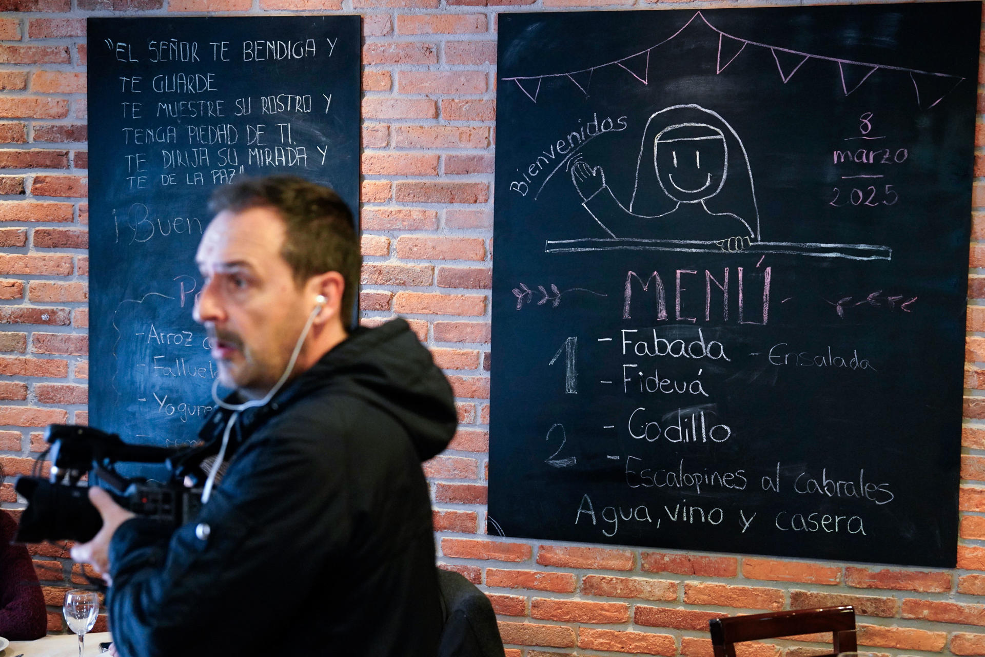 Fotografía del menú del restaurante en Arriondas de las exmonjas del Monasterio de Santa Clara de Belorado (Burgos). EFE/ Paco Paredes