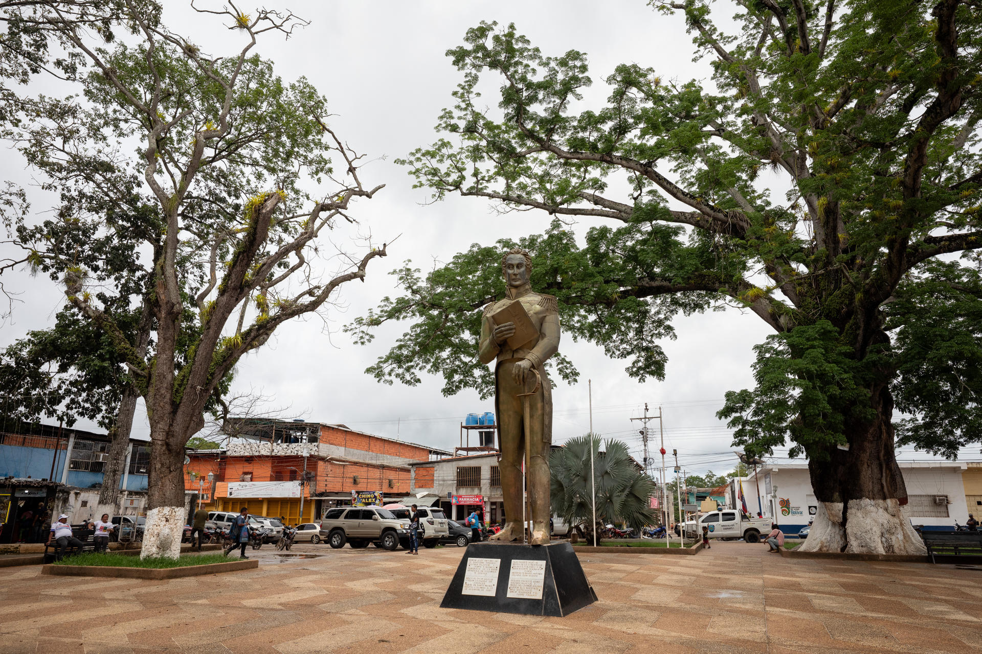 Fotografía de la plaza Bolívar este sábado, en Dalla Costa en el municipio Sifontes del estado Bolívar (Venezuela). EFE/ Rayner Peña R