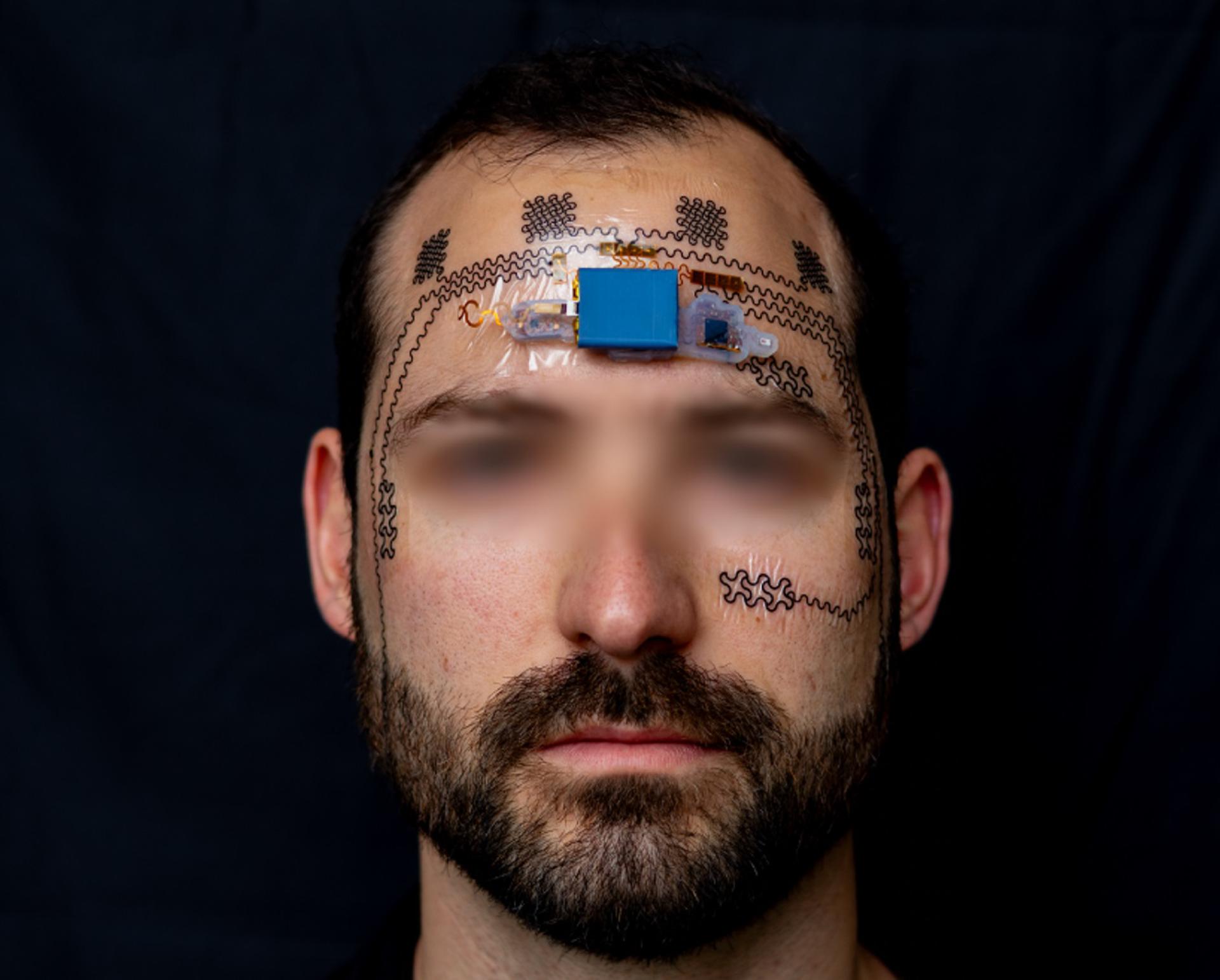 Imagen del tatuaje electrónico para controlar la sobrecarga mental. Crédito: Dispositivo/Huh et al.