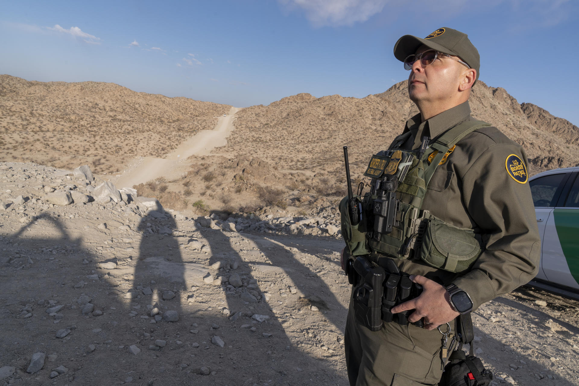 Fotografía de un oficial del Servicio de Aduanas y Protección Fronteriza de EE. UU (CBP) vigilando durante un recorrido por la frontera suroeste de EE.UU. con México, en El Paso,Texas (EE.UU.). EFE/Ángel Colmenares