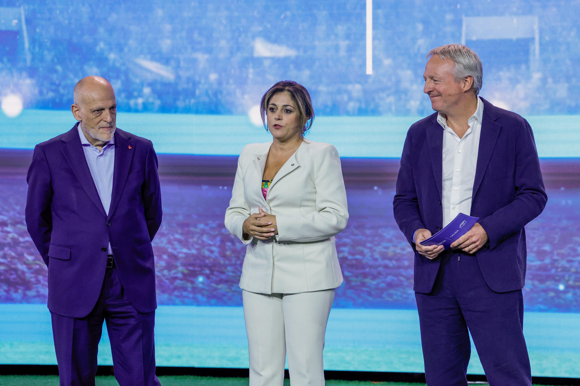 El presidente de LaLiga, Javier Tebas (i), el CEO de Moeve, Maarten Wetselaar (d), y la presidenta de Liga F, Beatriz Álvarez (c), participan en la presentación oficial de la alianza entre Moeve , LALIGA y Liga F este martes, en el pabellón satélite de la Casa de Campo, en Madrid. EFE/ Zipi Aragón