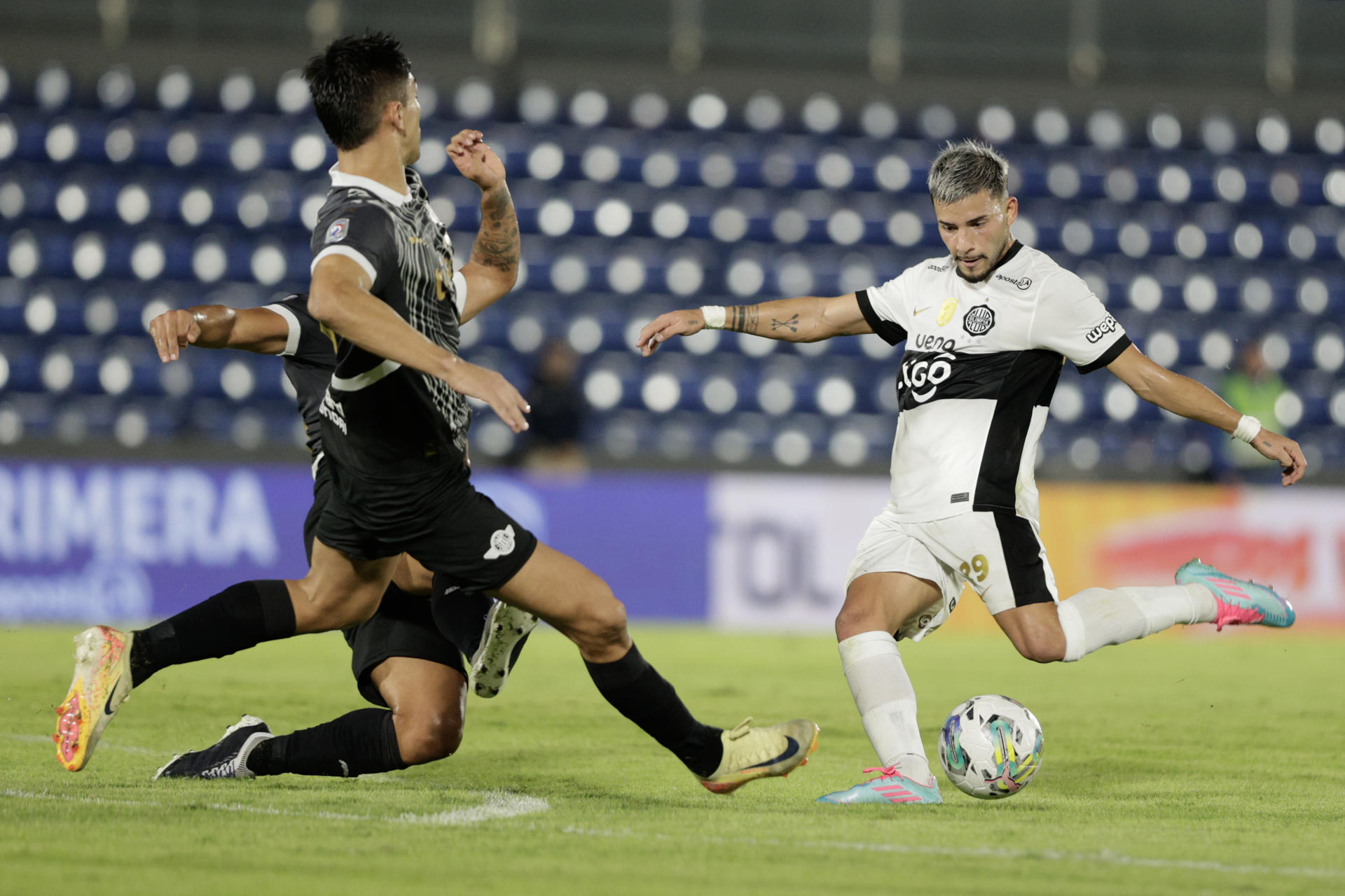 Iván Leguizamón (d), de Olimpia, disputa un balón con Hernesto Caballero, de Libertad, en un partido de la jornada 20 de la Primera División de Paraguay entre Olimpia y Libertad en el estadio Defensores del Chaco en Asunción (Paraguay). EFE/ Juan Pablo Pino
