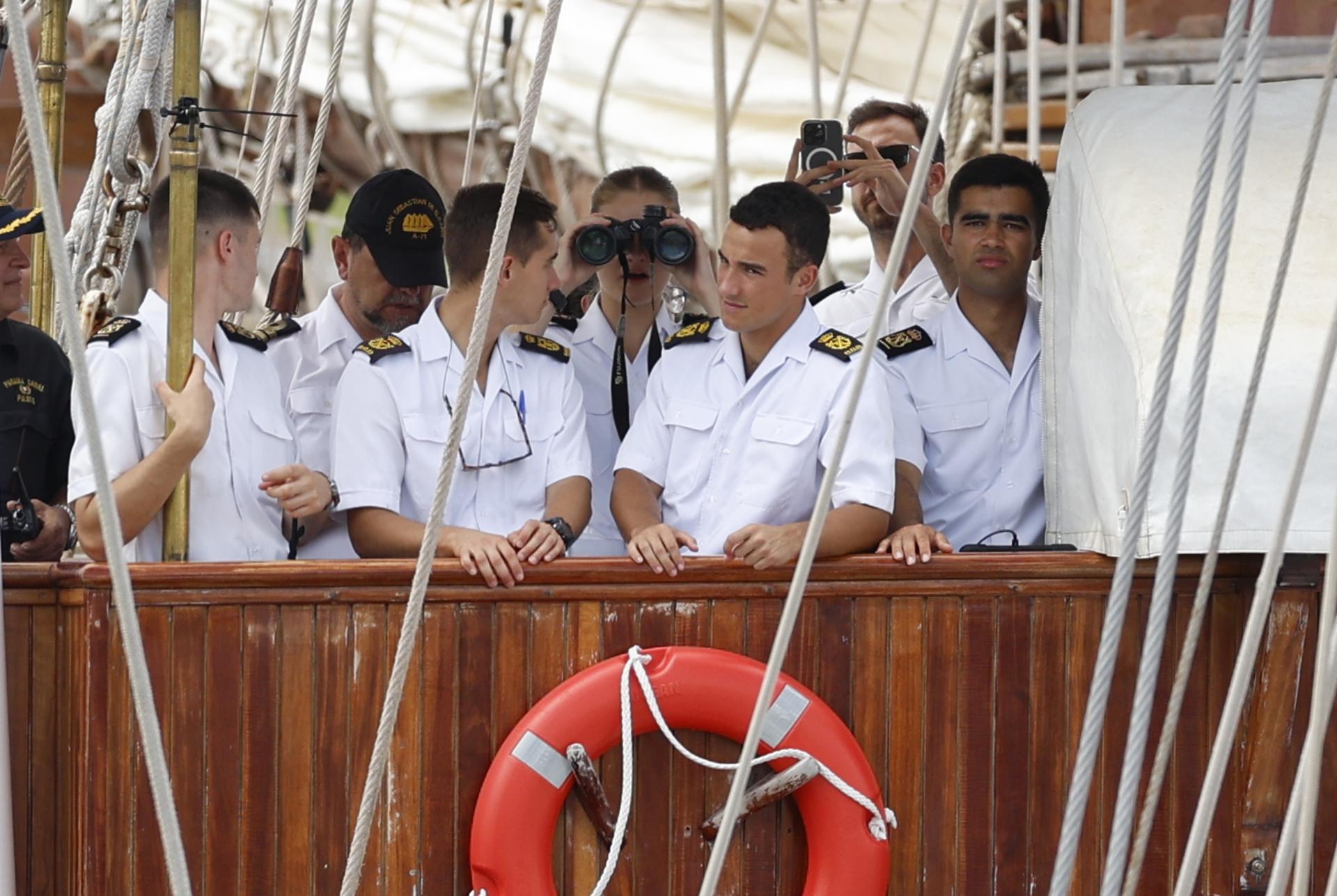 La princesa de Asturias, Leonor de Borbón (c), heredera de la corona española, este martes en el buque escuela de la Armada española Juan Sebastián de Elcano, para cruzar el Canal de Panamá y así continuar su travesía. EFE/ Bienvenido Velasco