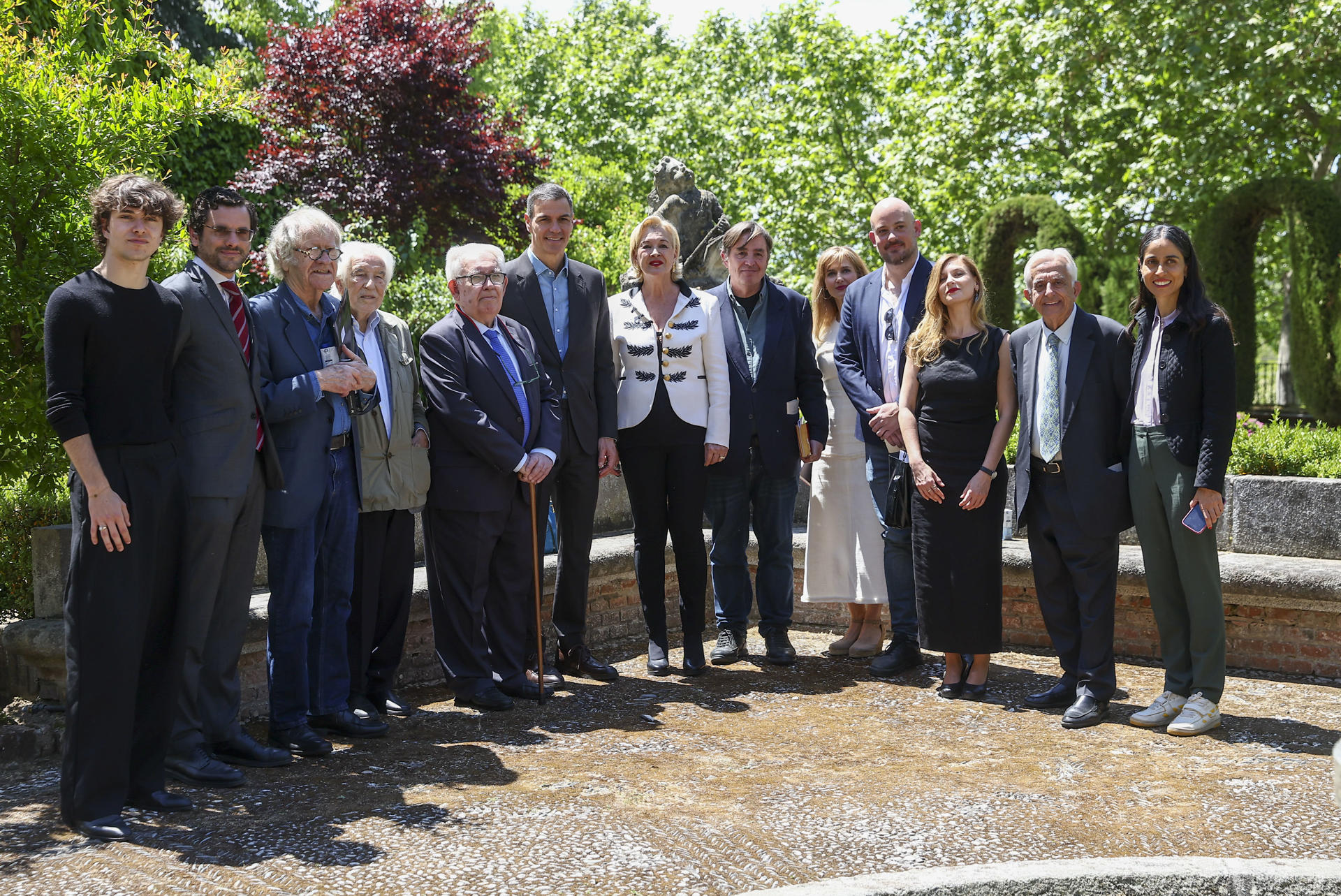 El presidente del Gobierno, Pedro Sánchez (6i), acompañado por los familiares de Antonio Machado y Pilar Valderrama, el hispanista Ian Gibson (3i) y el poeta Luis Carcía Montero (6d), durante la inauguración hoy martes de una placa conmemorativa en la Fuente de Machado, en los jardines del Palacio de la Moncloa, en Madrid. EFE / Pool Moncloa/Fernando Calvo.***SOLO USO EDITORIAL / SOLO USO DISPONIBLE PARA ILUSTRAR LA NOTICIA QUE ACOMPAÑA/ (CRÉDITO OBLIGATORIO)***.