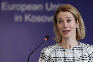 La Alta Representante de la UE para Asuntos Exteriores y Política de Seguridad, Kaja Kallas, ofrece una conferencia de prensa en Pristina, Kosovo, el 22 de mayo de 2025. Kallas está de visita oficial en Serbia y Kovoso el 22 de mayo. EFE/EPA/GEORGI LICOVSKI