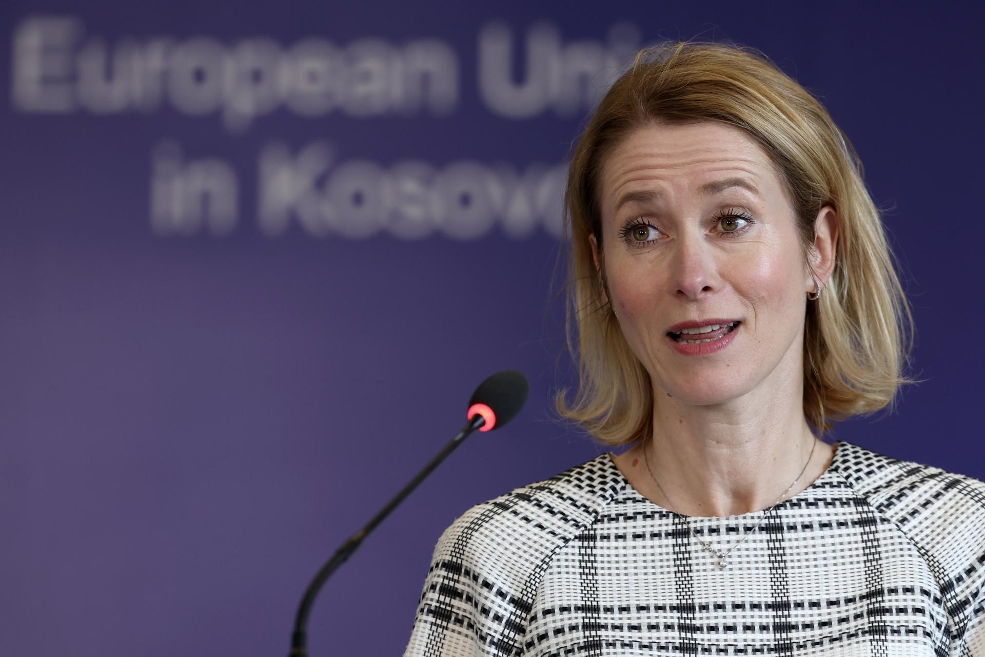 La Alta Representante de la UE para Asuntos Exteriores y Política de Seguridad, Kaja Kallas, ofrece una conferencia de prensa en Pristina, Kosovo, el 22 de mayo de 2025. Kallas está de visita oficial en Serbia y Kovoso el 22 de mayo. EFE/EPA/GEORGI LICOVSKI