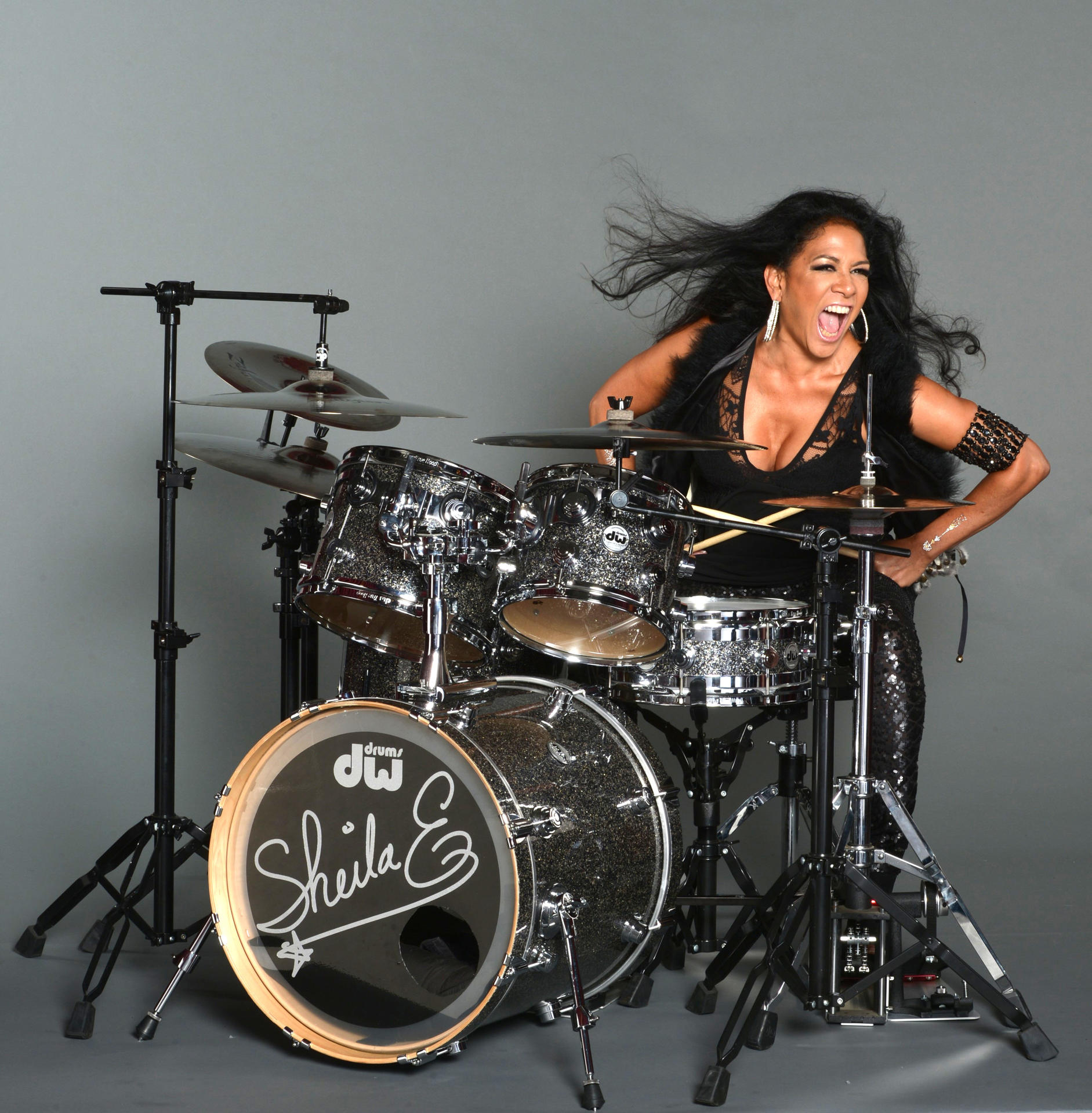 La percusionista Sheila E. lanzó este viernes, 'Sheila E. & Friends: Bailar Instrumentals', una audaz reinterpretación completamente instrumental de su reciente álbum 'Bailar Deluxe'. La nueva entrega, cuya versión vocalizada fue lanzada el pasado 16 de mayo, elimina las voces del álbum original para dejar al descubierto una conversación musical que se sostiene por sí sola, tejida con maestría a través del lenguaje universal del ritmo. EFE/ City Parks Foundation.