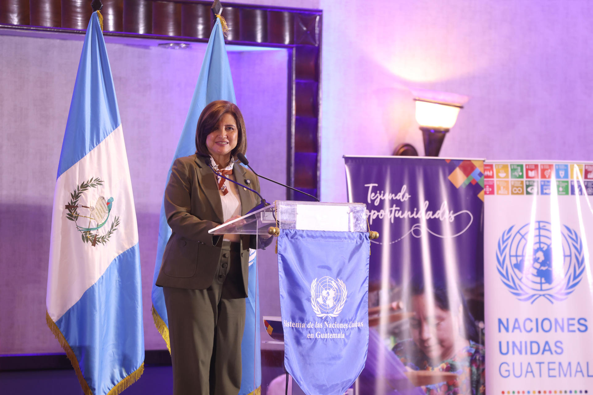 La vicepresidenta de Guatemala Karin Herrera, habla durante la entrega del informe anual de resultados 2024 del sistema de Naciones Unidas, este martes en Ciudad de Guatemala (Guatemala). Al menos 2,9 millones de personas en Guatemala sufren de inseguridad alimentaria, en su mayoría mujeres y niños, según un informe divulgado este martes por la Organización de Naciones Unidas (ONU). EFE/ Mariano Macz