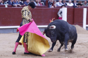 El diestro Uceda Leal en el festejo taurino de conmemoración del 120 aniversario RUCTL este domingo para Uceda Leal, Daniel Luque y Emilio de Justo, con reses de La Quinta, este domingo en la Monumental de Las Ventas, en Madrid. EFE/ Javier Lizón