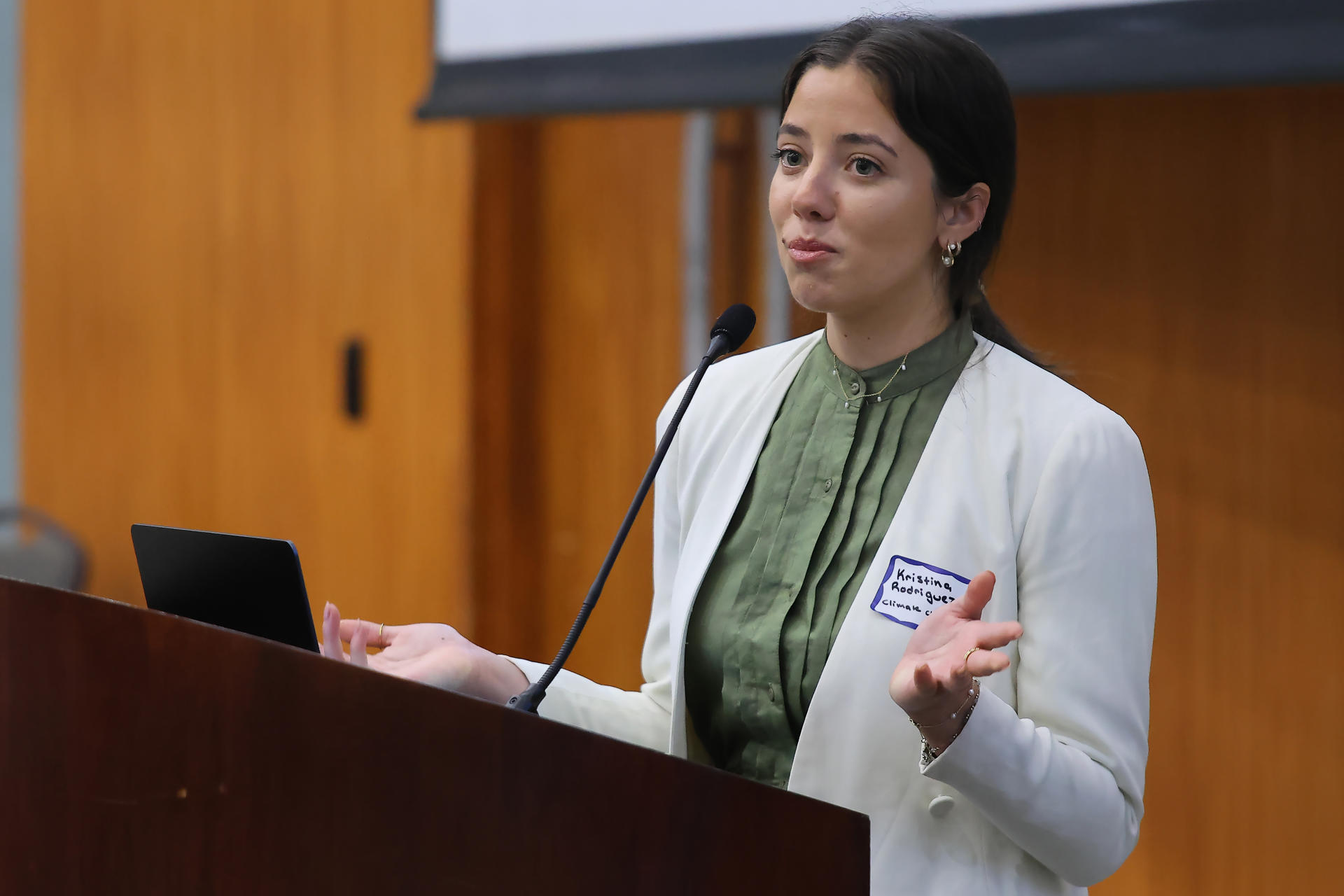 Fotografía del 18 de mayo de 2025 de la asociada de Océanos de Campeones Climáticos de Alto Nivel, Kristina Rodríguez, hablando en la conferencia sobre buenas prácticas para humedales costeros con carbono azul, en Ciudad de Panamá (Panamá). EFE/ Gabriel Rodríguez