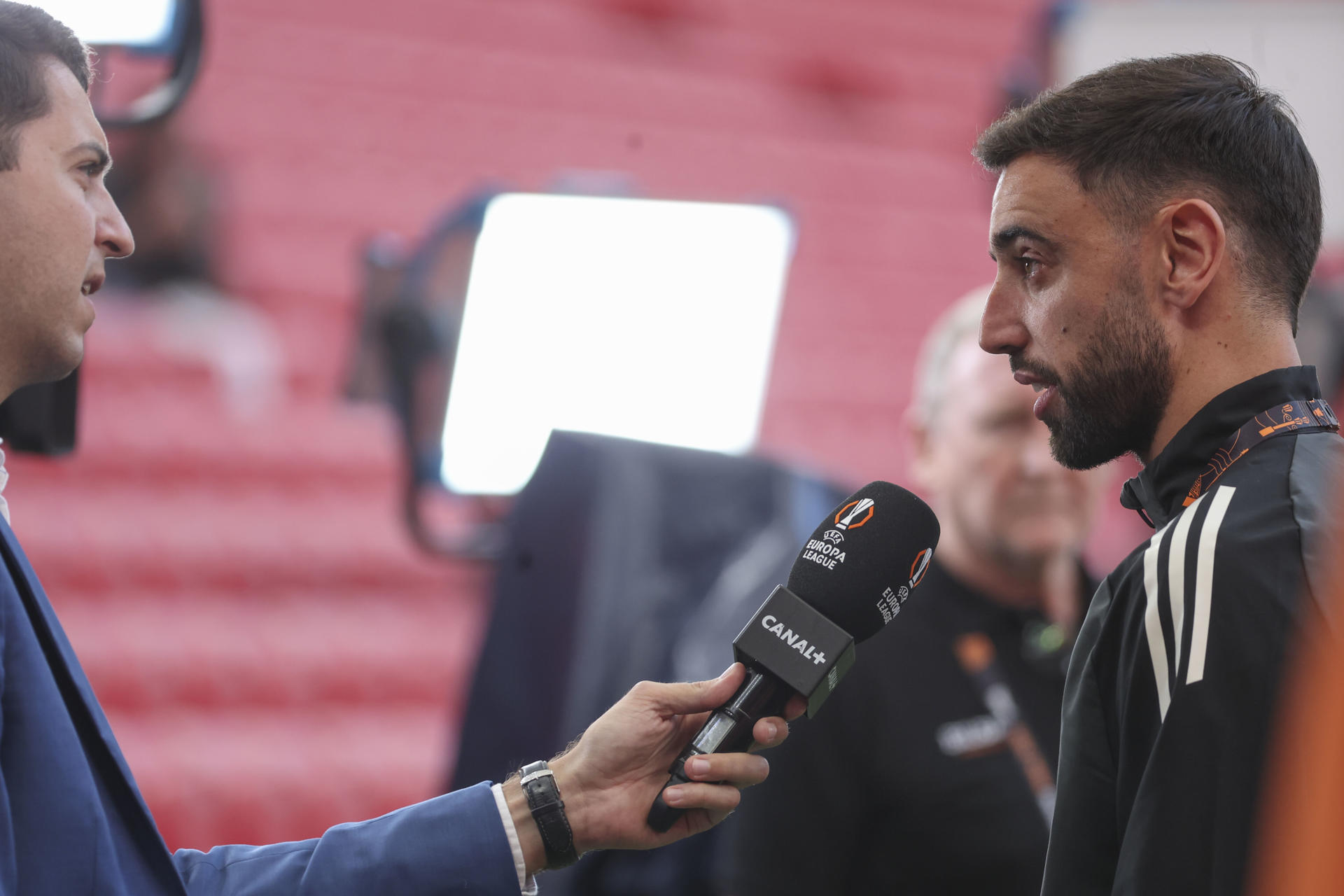 El centrocampista portugués del Manchester United Bruno Fernandes atiende a la prensa durante el reconocimiento del terreno de juego en la víspera de la final de la Liga Europa que van a disputar ante el Tottenham Hotspurs en el estadio de San Mamés. EFE/Luis Tejido