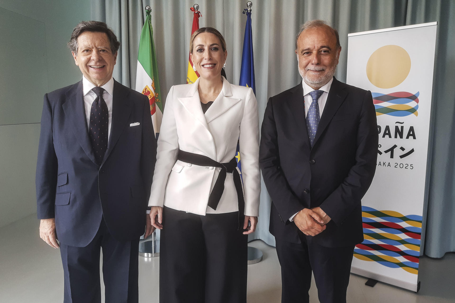 La presidenta de la Junta de Extremadura, María Guardiola (c), el comisario general del pabellón de España en la Expo de Osaka y presidente de Acción Cultural Española, José Andrés Torres Moras (d), y el embajador de España en Japón, Íñigo de Palacio (i), tras firmar el libro de visita en el recinto español de la Expo, durante la celebración del Día de Honor de Extremadura en el pabellón de la Exposición Universal de Osaka. EFE/ María Roldán