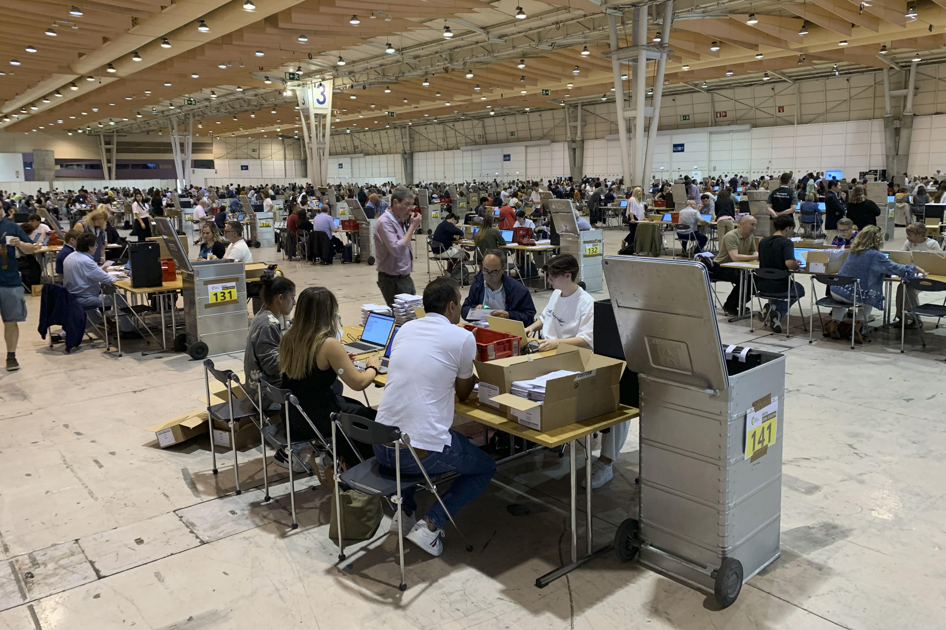 El recuento de los votos provenientes del extranjero comenzó este martes "con normalidad" en la Feria Internacional de Lisboa (FIL), proceso que durará dos jornadas en las que se contabilizarán cientos de miles de papeletas de las que dependen cuatro escaños en el Parlamento luso.  EFE/ Carlota Ciudad
