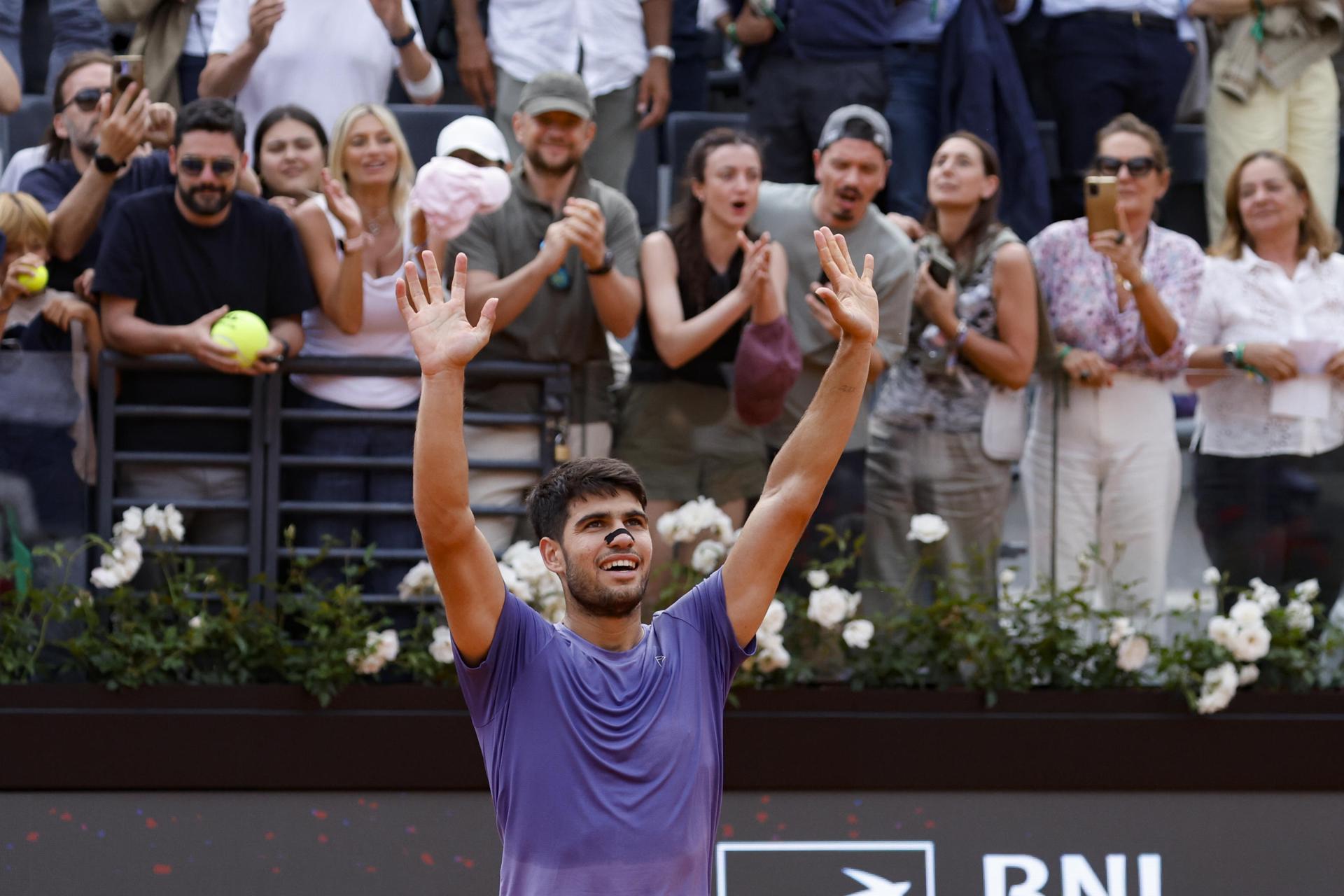 El español Carlos Alcaraz, número 3 del mundo, en su partido de curtos en Roma. EFE/EPA/FABIO FRUSTACI