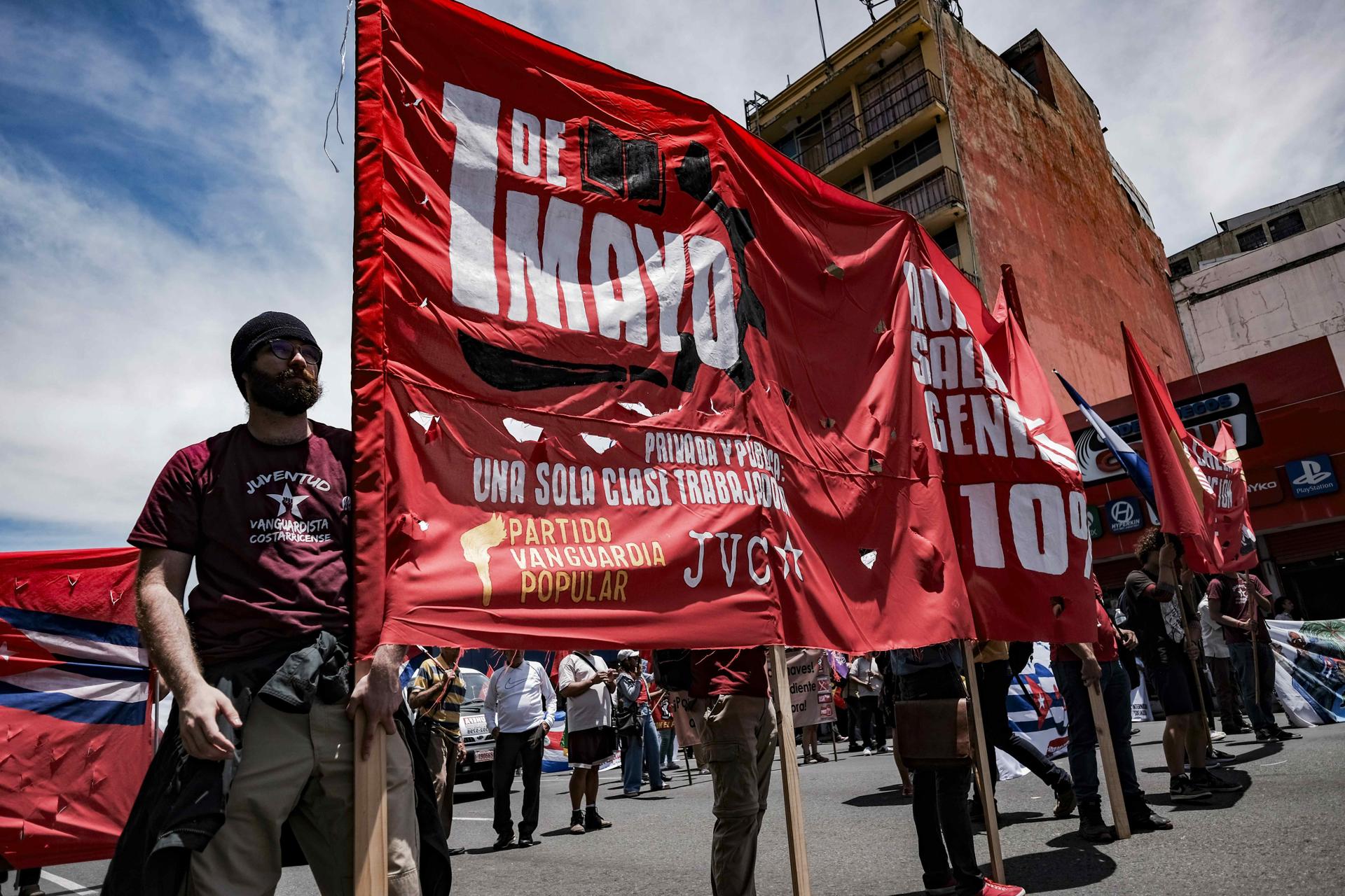Manifestantes marchan durante la conmemoración del Día Internacional del Trabajo este jueves, en San José (Costa Rica). EFE/ Jeffrey Arguedas