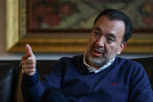 El alcalde de Quito, Pabel Muñoz, habla durante una entrevista con EFE en Quito (Ecuador).  EFE/ José Jácome