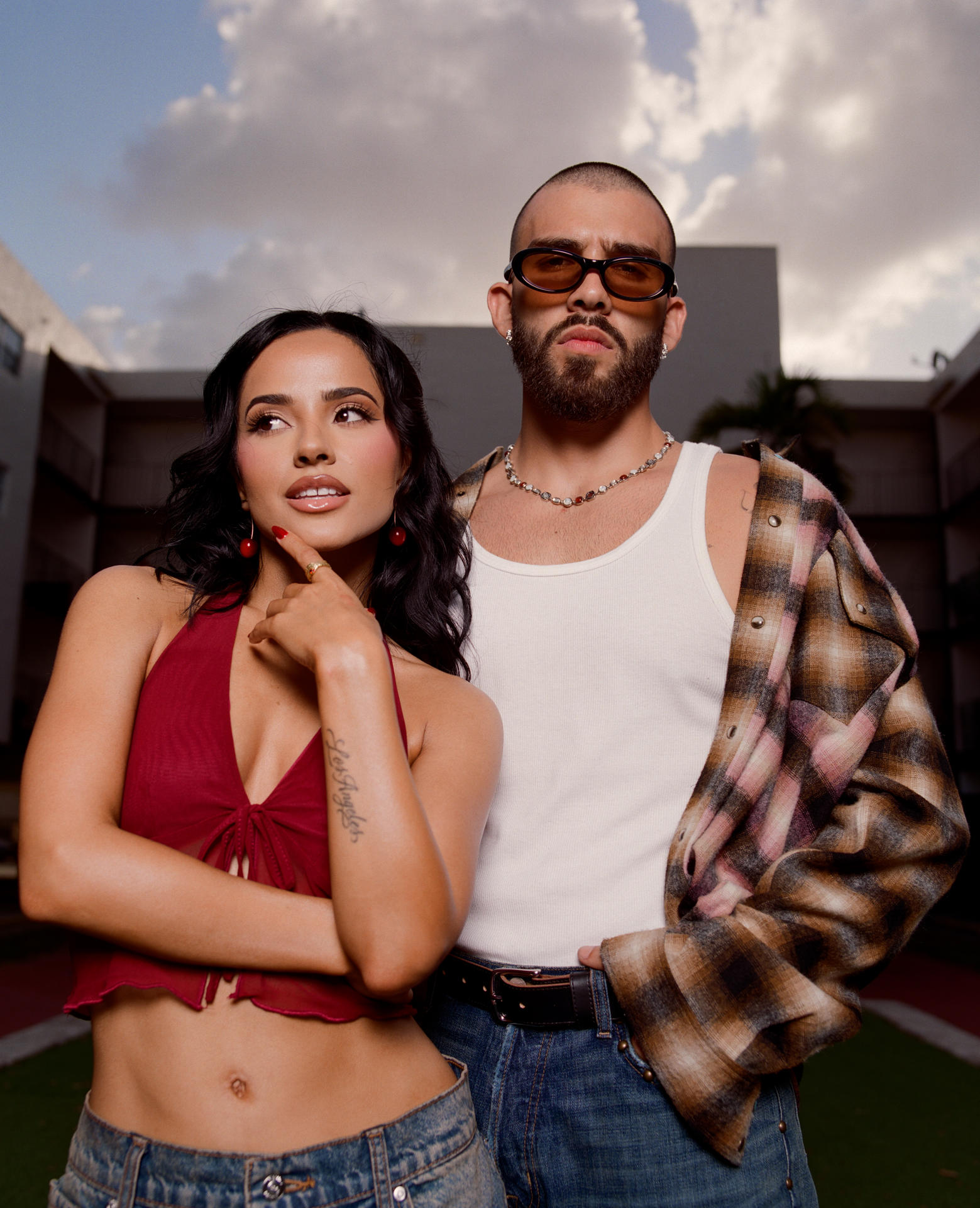 Fotografía cedida por Monica Zulema donde aparece la cantante estadounidense Becky G con el colombiano Manuel Turizo en un retrato promocional del sencillo 'Que Haces'. En plena exploración de nuevas facetas musicales y personales, Becky G se prepara para compartir con el mundo un capítulo íntimo de su vida a través de un documental que estrenará en el Festival de Tribeca y que mostrará su parte "vulnerable", cuenta en entrevista con EFE. EFE/Monica Zulema
