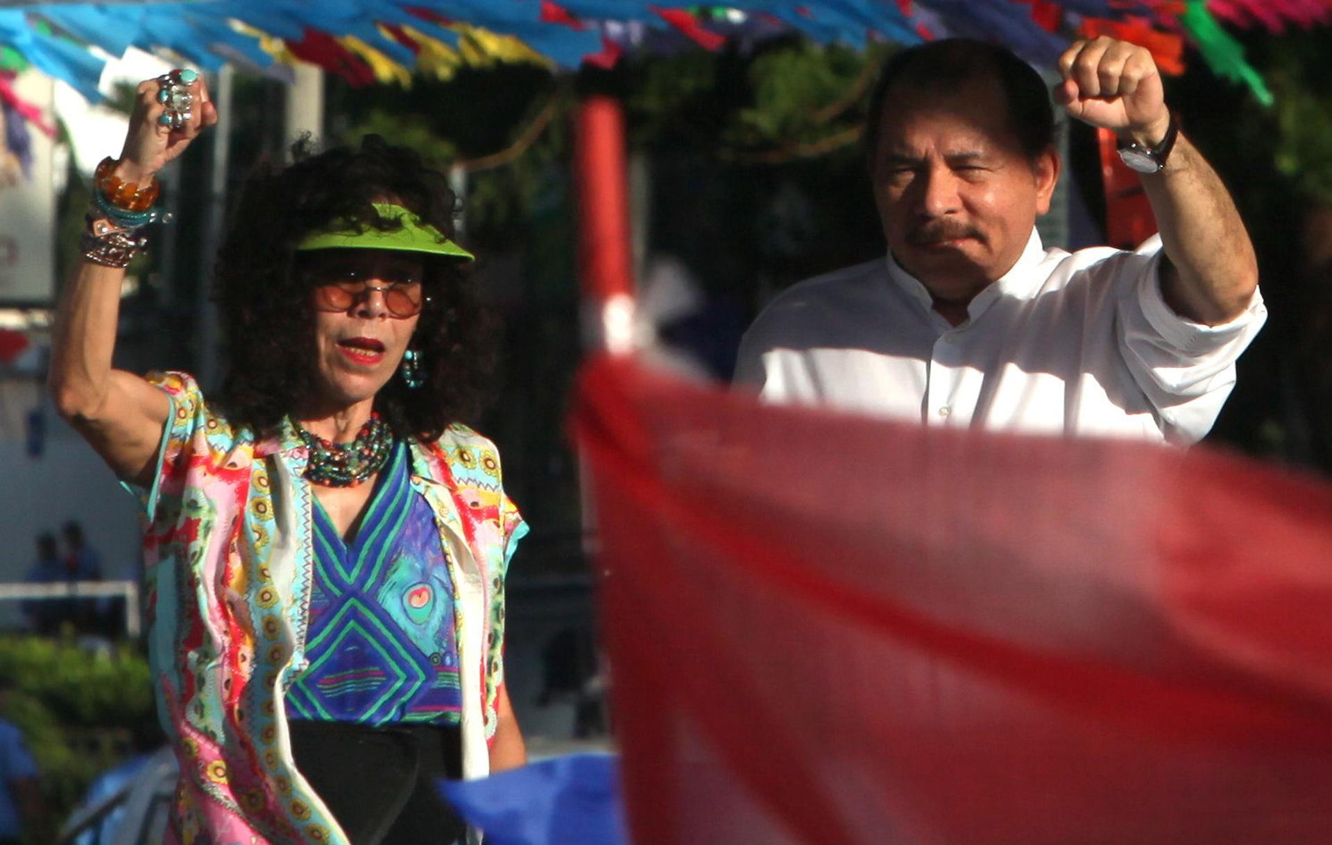 Fotografía de archivo de los esposos y copresidentes de Nicaragua, Daniel Ortega (d) y Rosario Murillo (i), durante un acto político en Managua (Nicaragua). EFE/Mario López.
