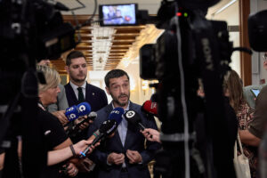 El ministro de Derechos Sociales, Consumo y Agenda 2030, Pablo Bustinduy, realiza declaraciones hoy en Gandía (Valencia). EFE/Natxo Francés