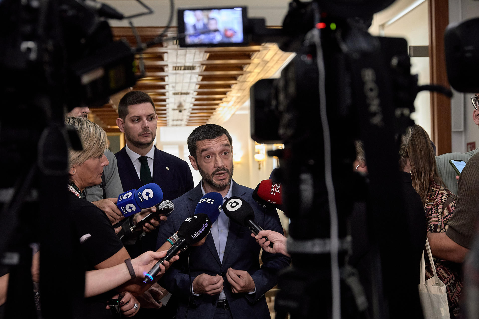 El ministro de Derechos Sociales, Consumo y Agenda 2030, Pablo Bustinduy, realiza declaraciones hoy en Gandía (Valencia). EFE/Natxo Francés