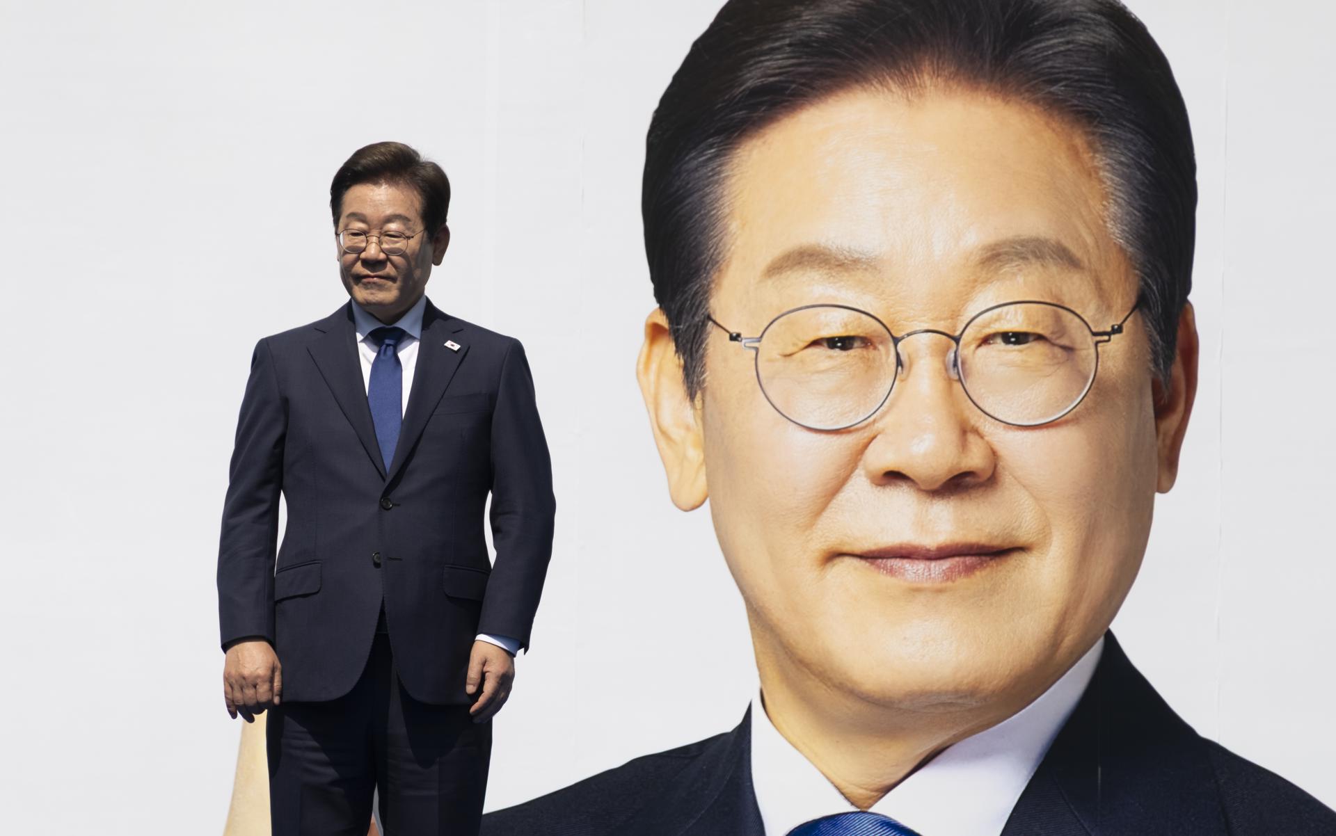 Lee Jae-myung, candidato presidencial del Partido Demócrata, aparece durante su mitin de campaña electoral en Seúl, Corea del Sur. EFE/EPA/JEON HEON-KYUN