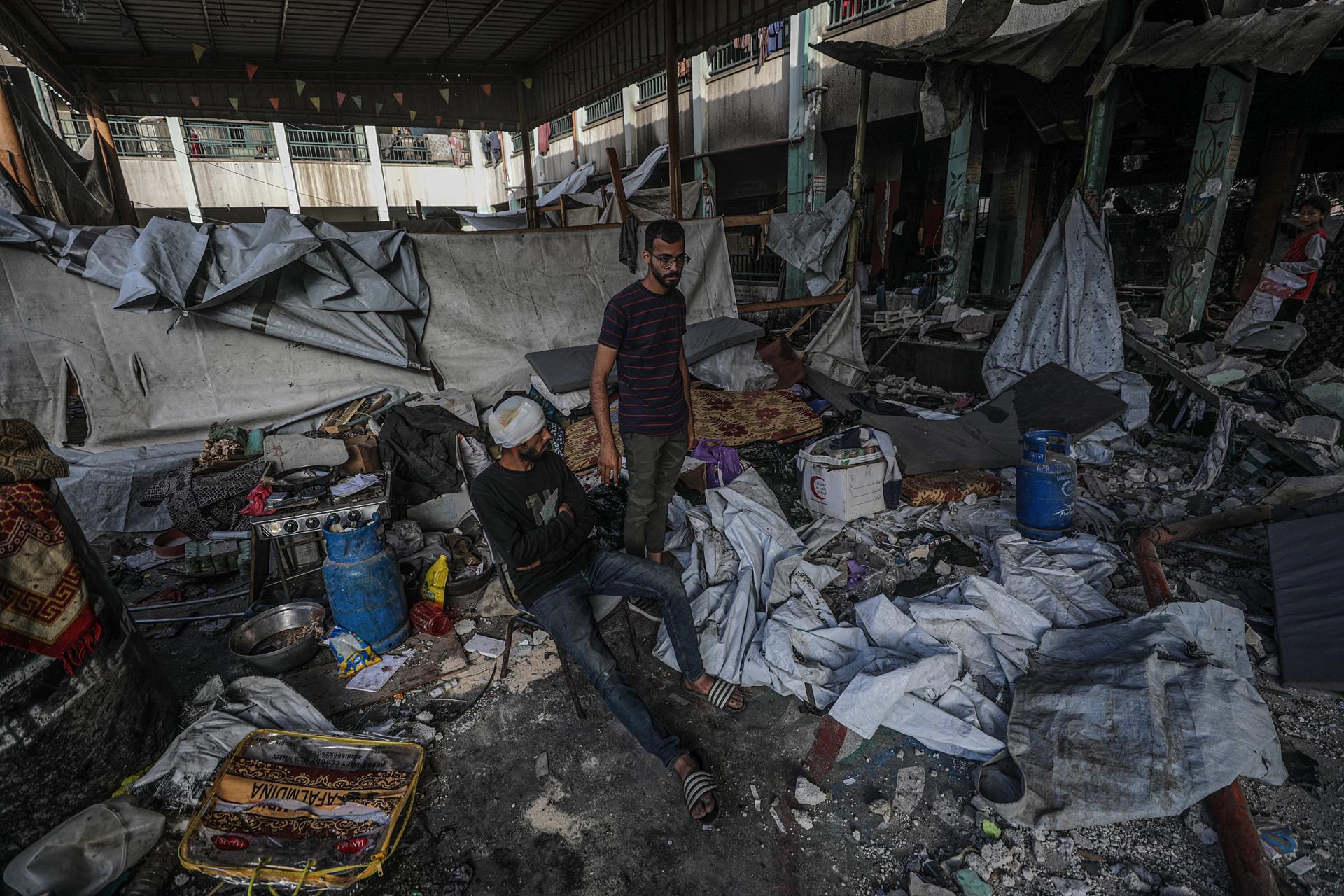 Un palestino desplazado interno herido se sienta entre los escombros del refugio de su familia tras un ataque aéreo israelí en la escuela Al Jerjawi, en el barrio de Al Daraj de la ciudad de Gaza, el 26 de mayo de 2025. EFE/EPA/MOHAMMED SABER